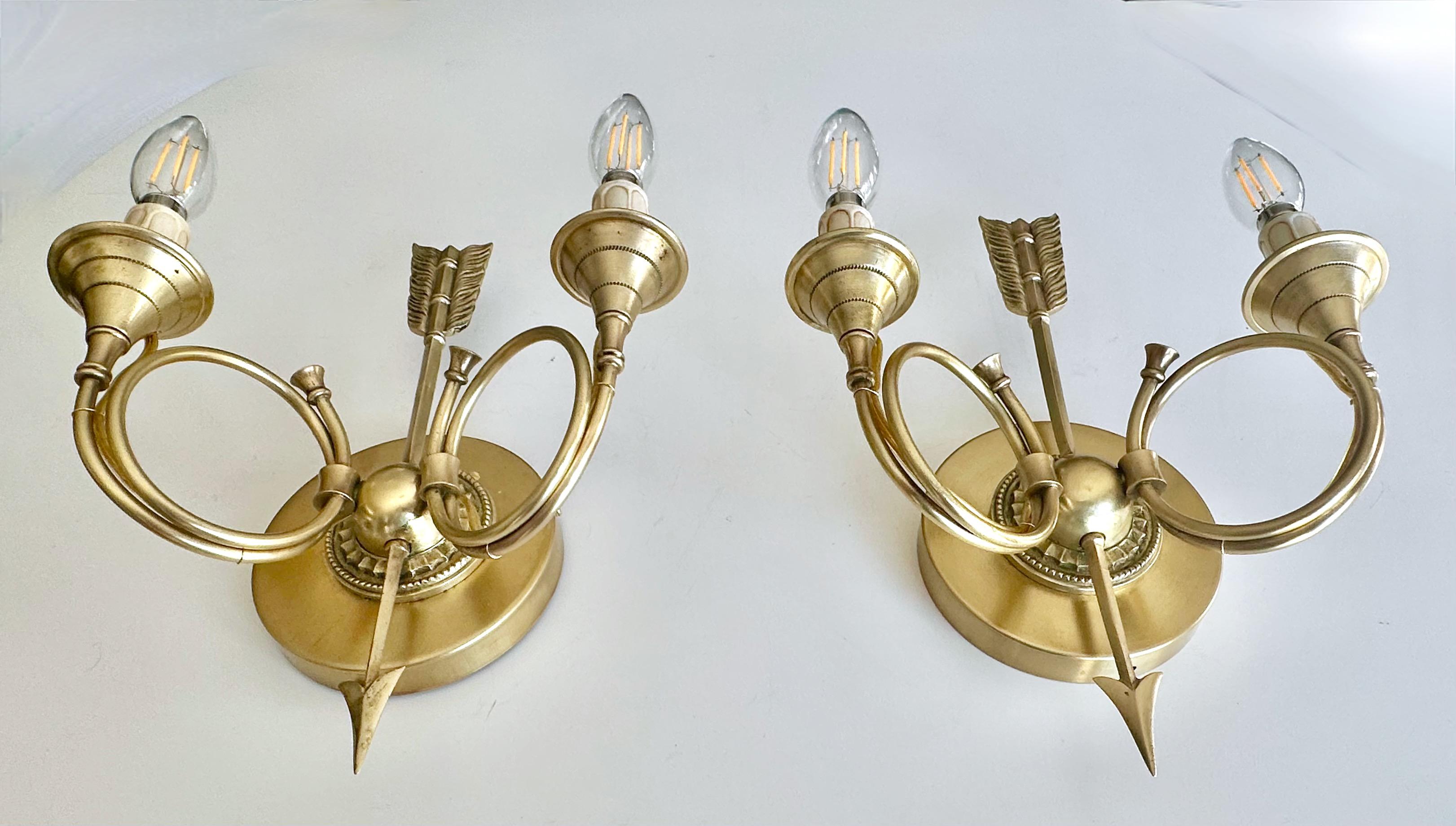 Laiton Paire d'appliques murales en corne de flèche de style Empire français en vente