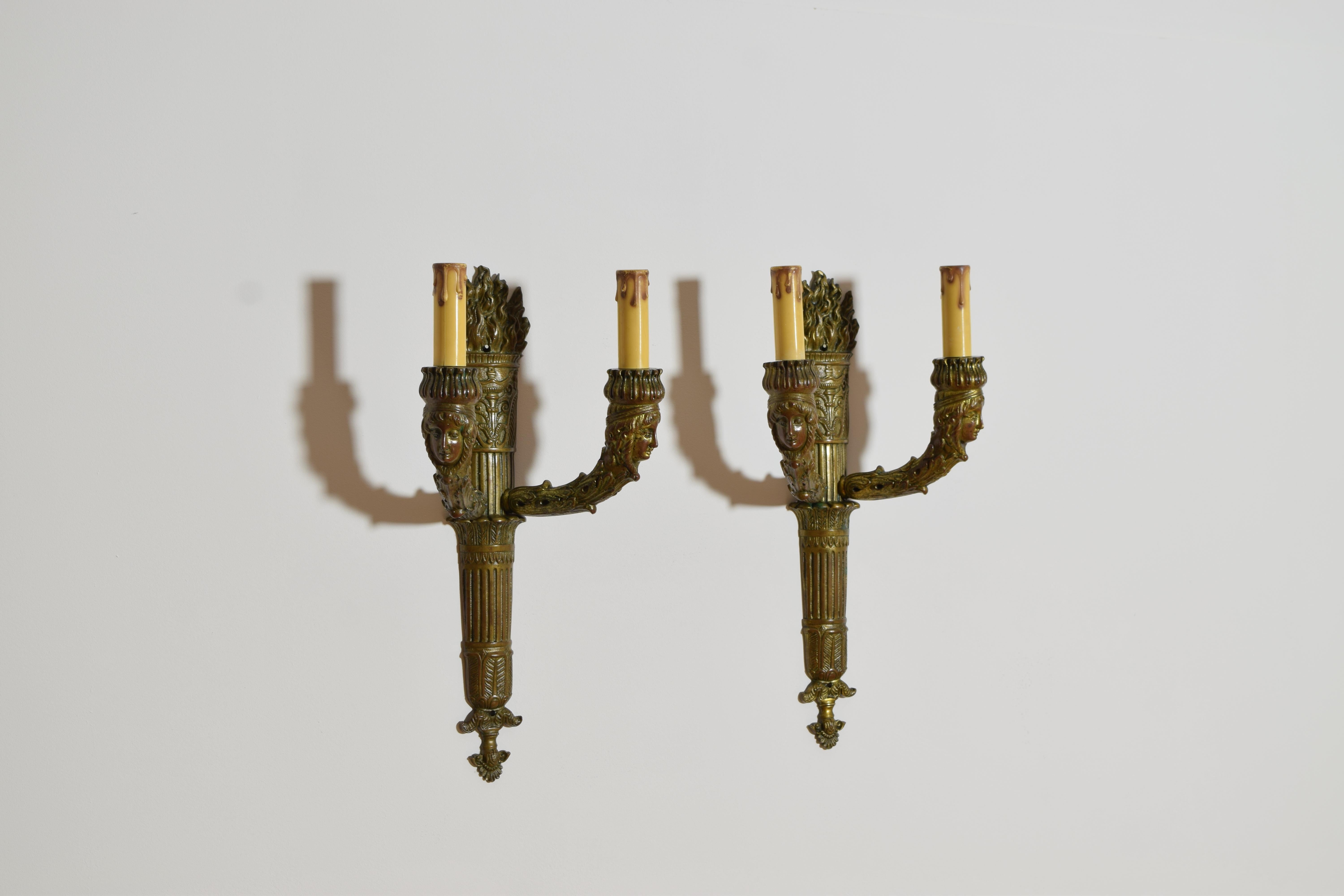 Paire d'appliques à deux bras en laiton de style Empire, début du 20e siècle Bon état - En vente à Atlanta, GA