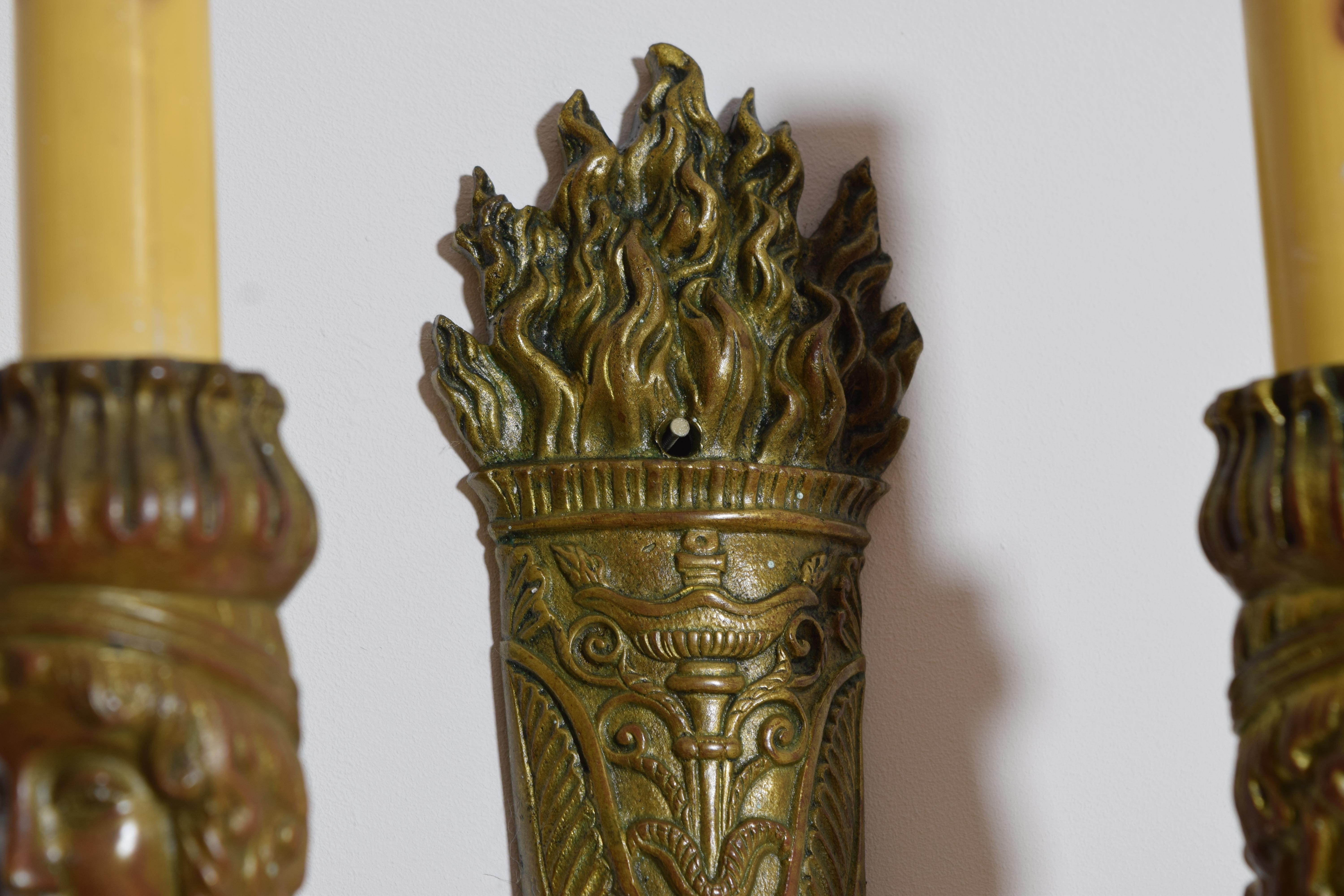 Paire d'appliques à deux bras en laiton de style Empire, début du 20e siècle en vente 1