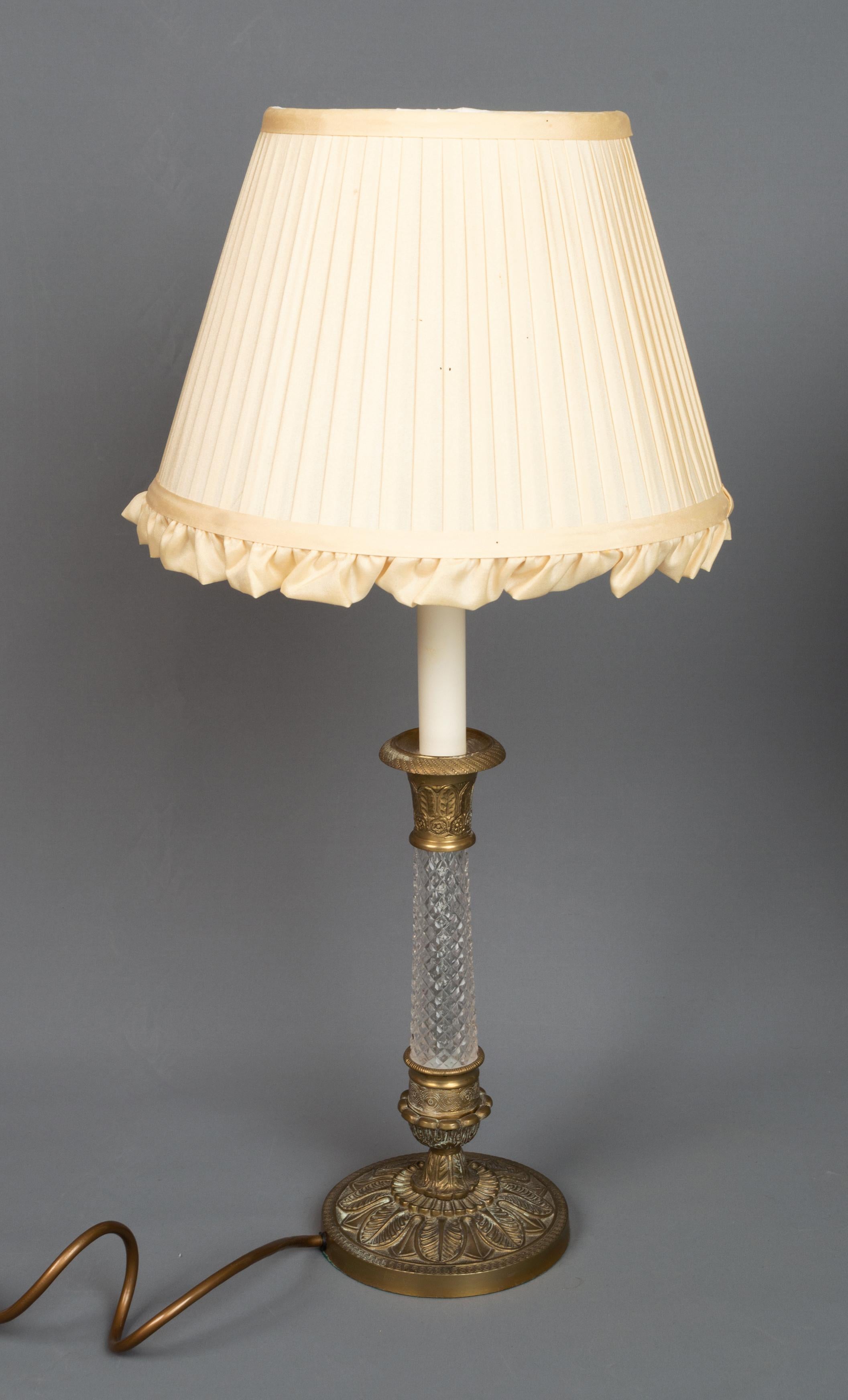 Coppia di lampade a candelabro in stile Impero francese in vetro tagliato e dorato

Coppia di lampade a candeliere in ottone dorato in stile Impero, XX secolo, con colonne in vetro tagliato.

dimensione tonalità/base
h 56/44
d 26/13. 
 