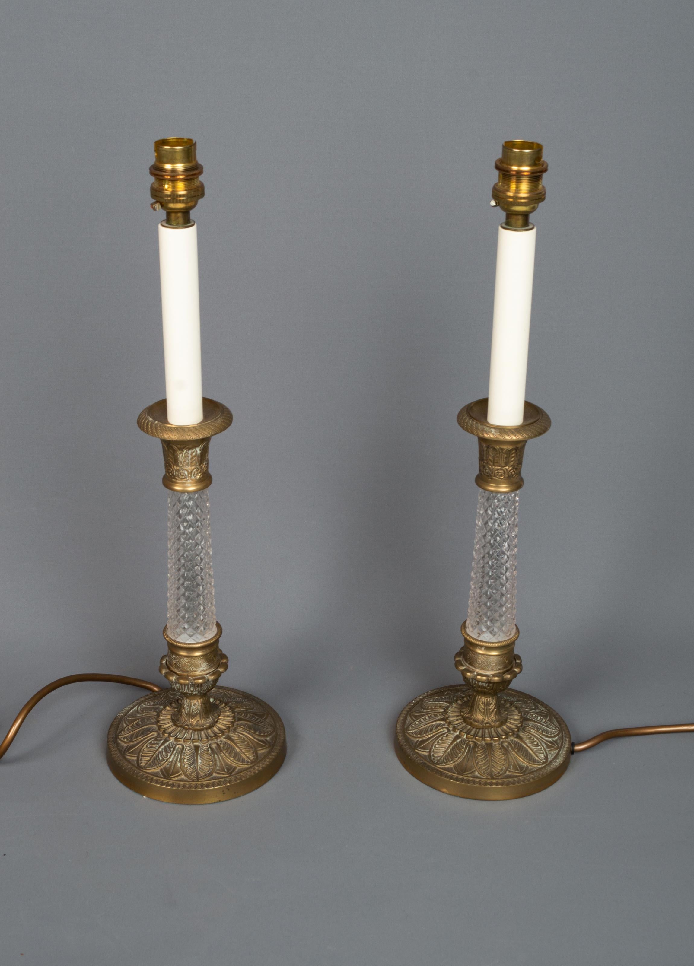Stile impero Coppia di lampade a candeliere in stile Impero francese, dorate e con vetro tagliato in vendita