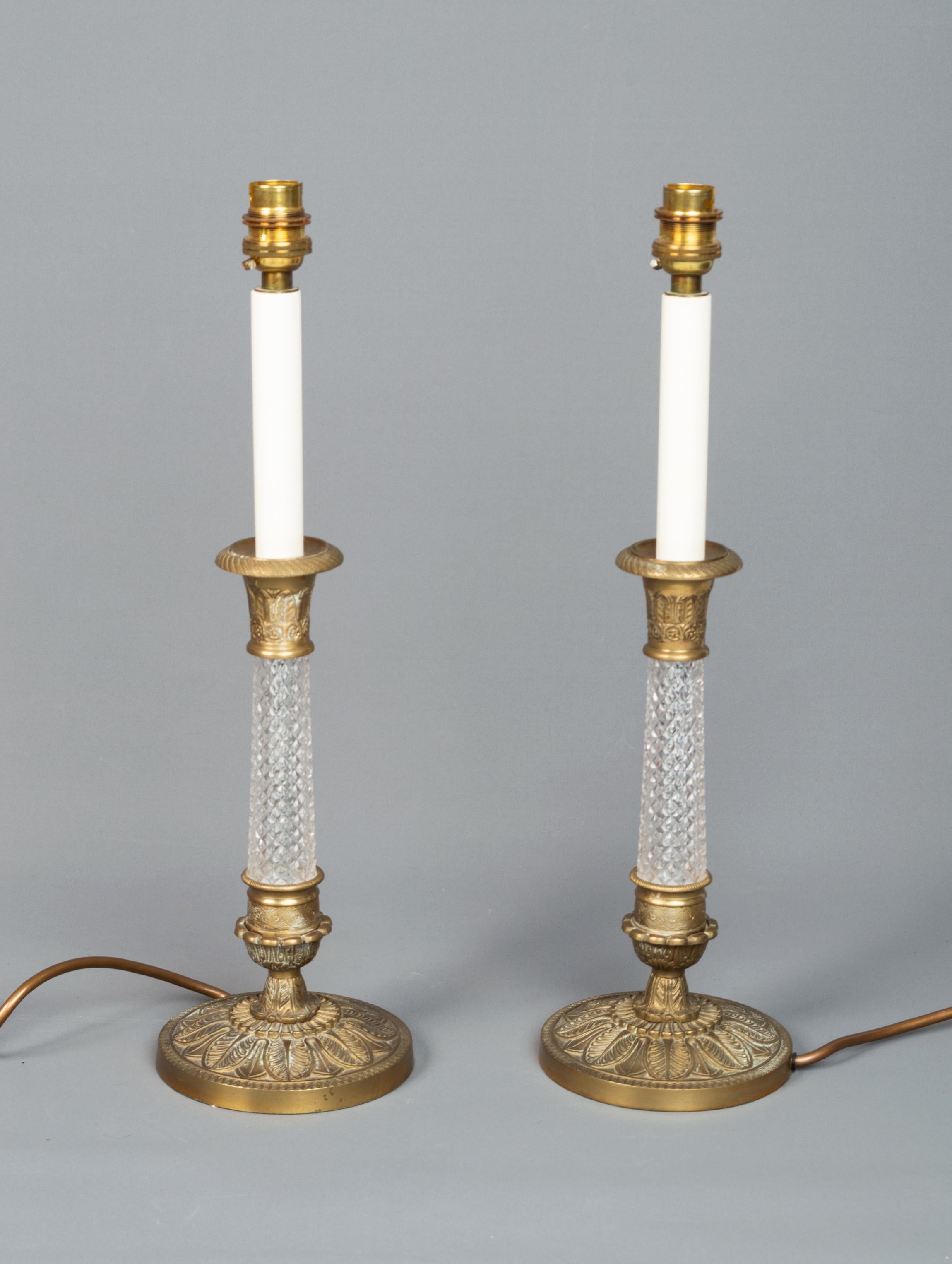 Coppia di lampade a candeliere in stile Impero francese, dorate e con vetro tagliato In condizioni buone in vendita a London, GB