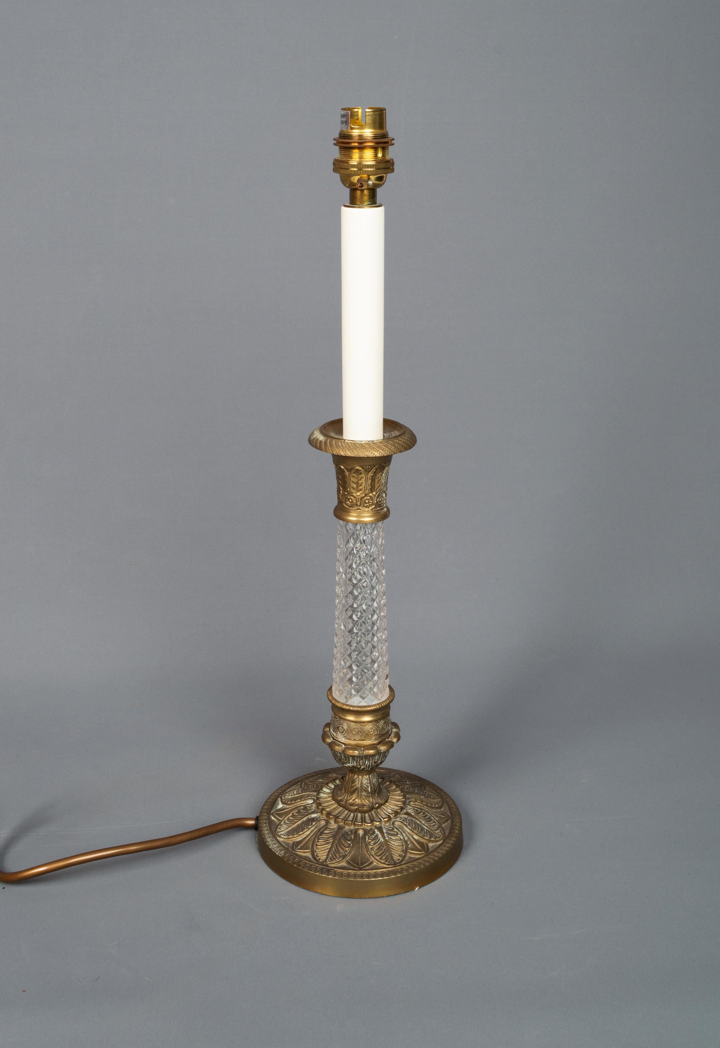 XX secolo Coppia di lampade a candeliere in stile Impero francese, dorate e con vetro tagliato in vendita