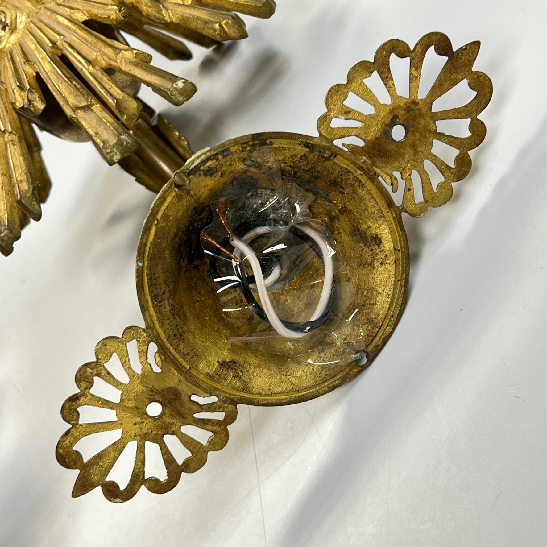 Paire d'appliques de style Empire français en métal doré avec motif Sunburst en vente 5