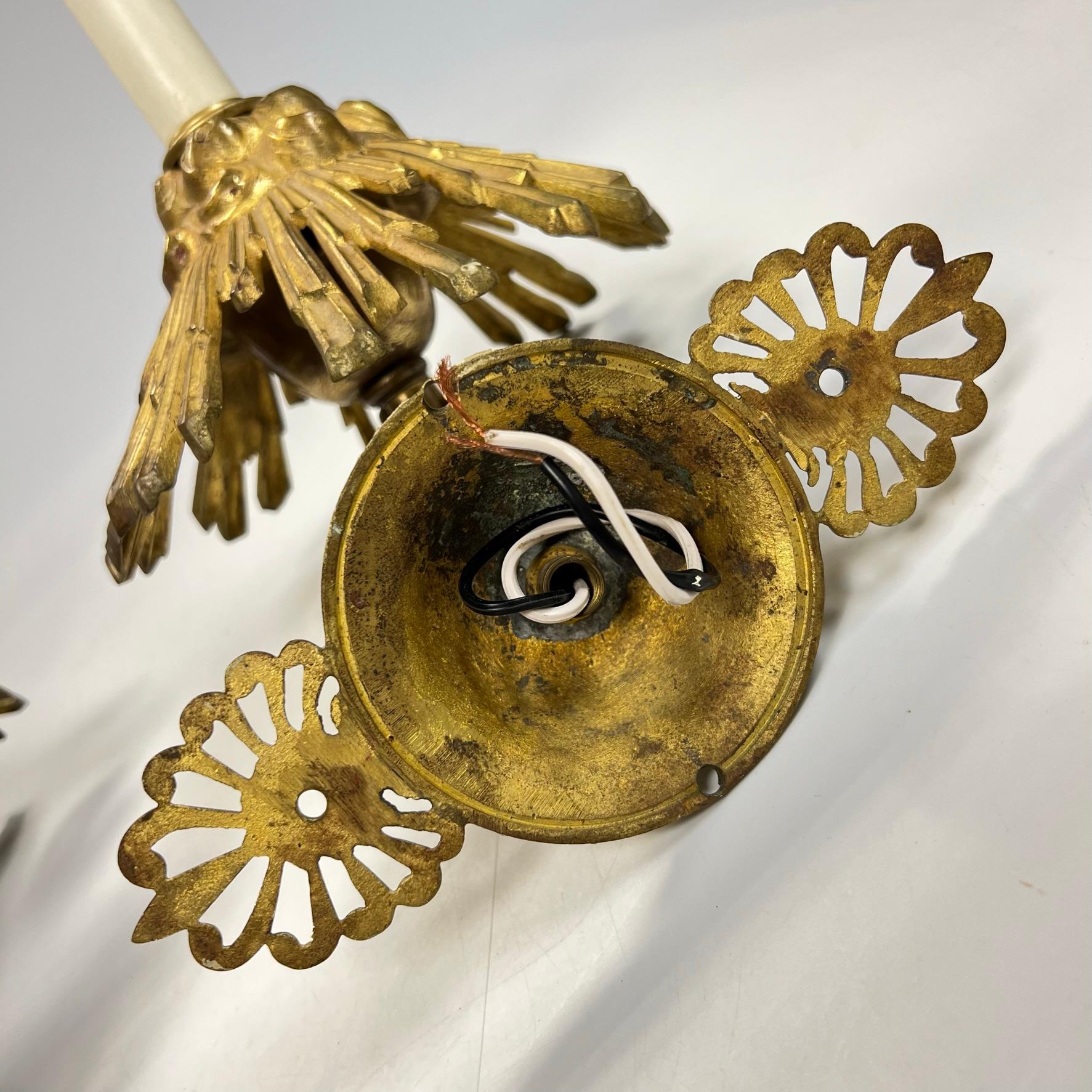 Paire d'appliques de style Empire français en métal doré avec motif Sunburst en vente 6