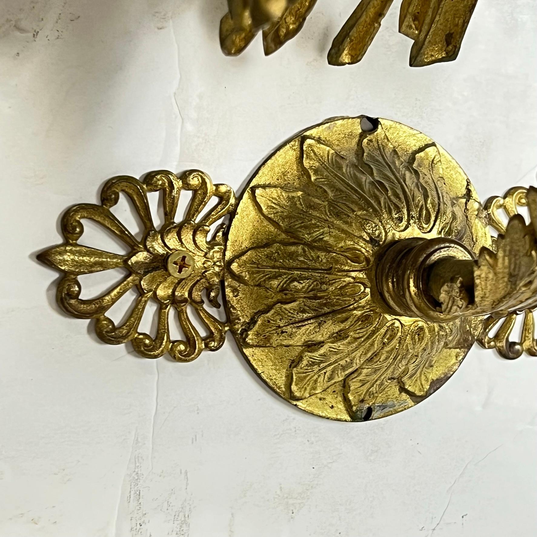 Paire d'appliques de style Empire français en métal doré avec motif Sunburst en vente 1