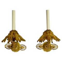Pareja de candelabros de metal dorado de estilo Imperio francés con motivo de rayos de sol