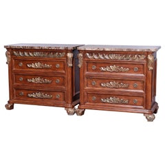Paire de commodes de style Empire français à dessus marbré en acajou sculpté et doré 20ème siècle
