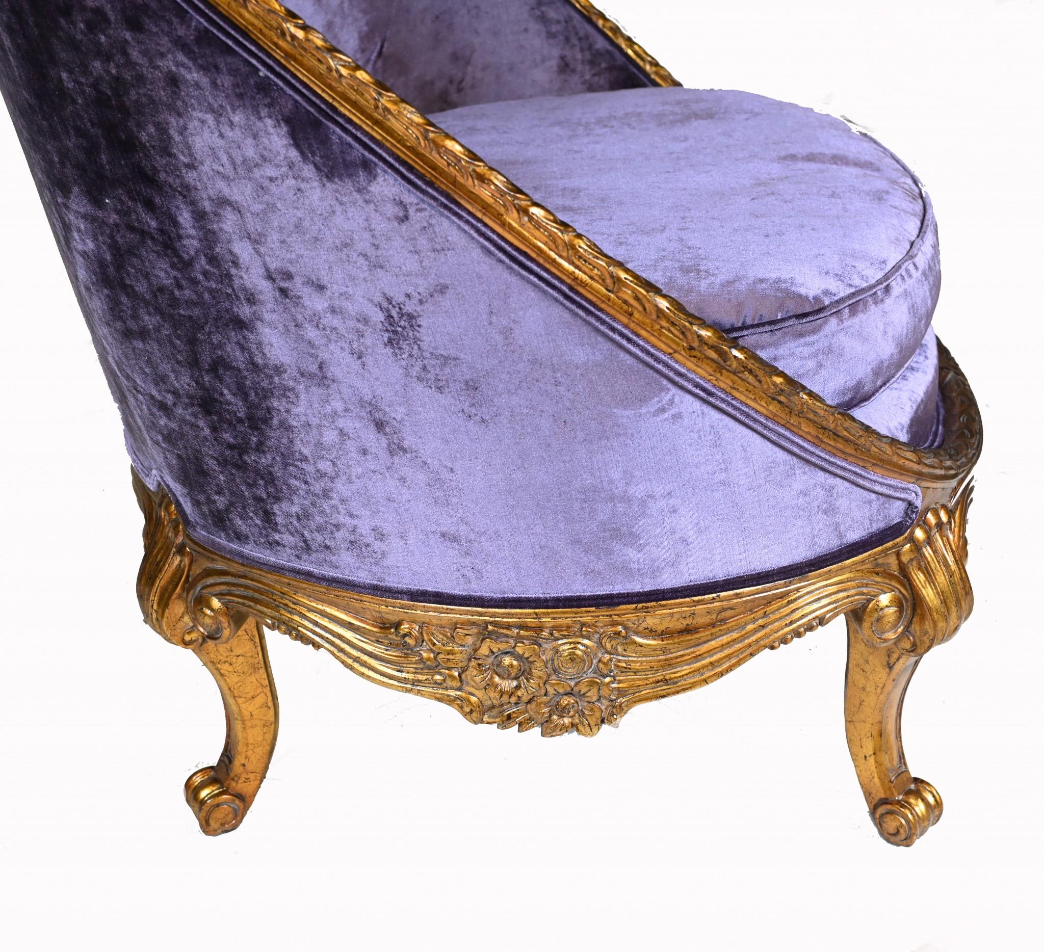 Impresionante pareja de sillones con brazos de bañera dorados de estilo Imperio francés
Son el sueño de cualquier diseñador de interiores, elegantes y geniales.
Marco dorado tallado a mano muy intrincado con motivos de hojas de acanto una cartela
