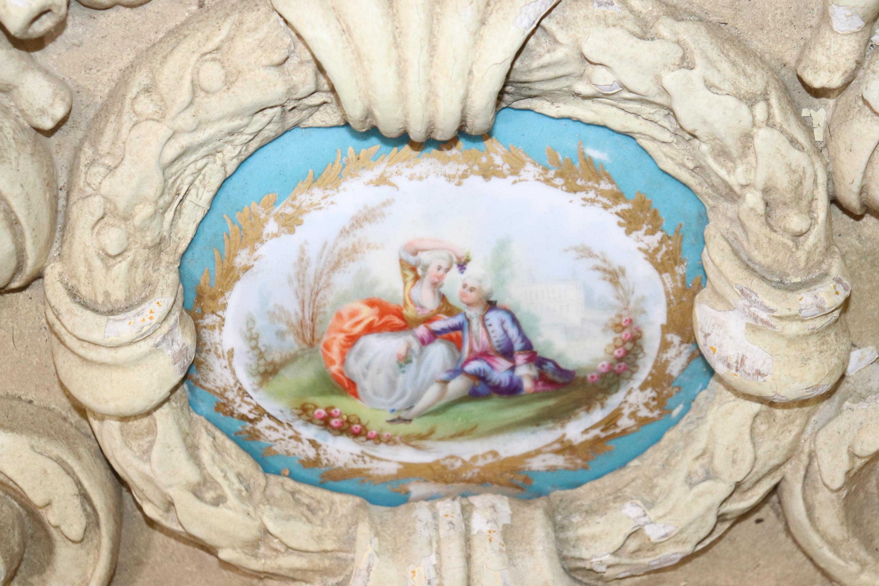 Porcelaine Paire de décorations murales françaises sculptées avec plaques de style Sèvres en vente