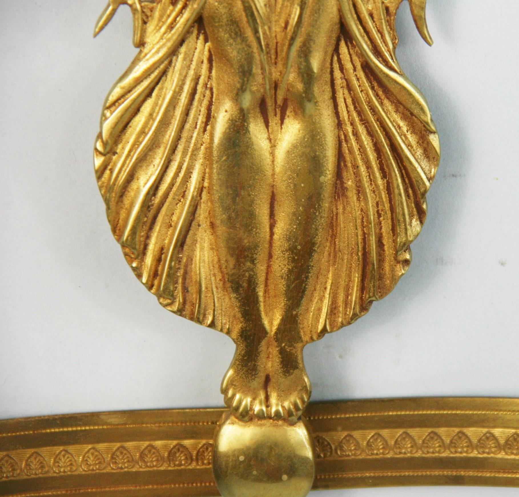 Impero francese in bronzo dorato  Applique da parete con figure alate degli anni '20, una coppia in vendita 7