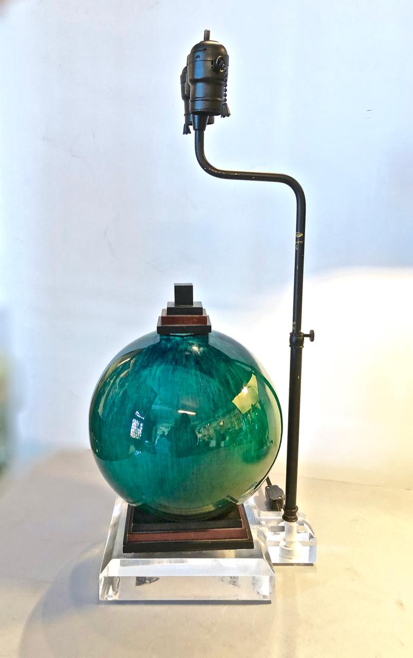 Dies ist ein hervorragendes Beispiel für französische Keramikvasen aus dem 20. Jahrhundert, die als Tischlampen verwendet wurden. Die Lampen sind auf eigens angefertigten Bronzesockeln montiert, die wiederum auf eigens angefertigten schweren