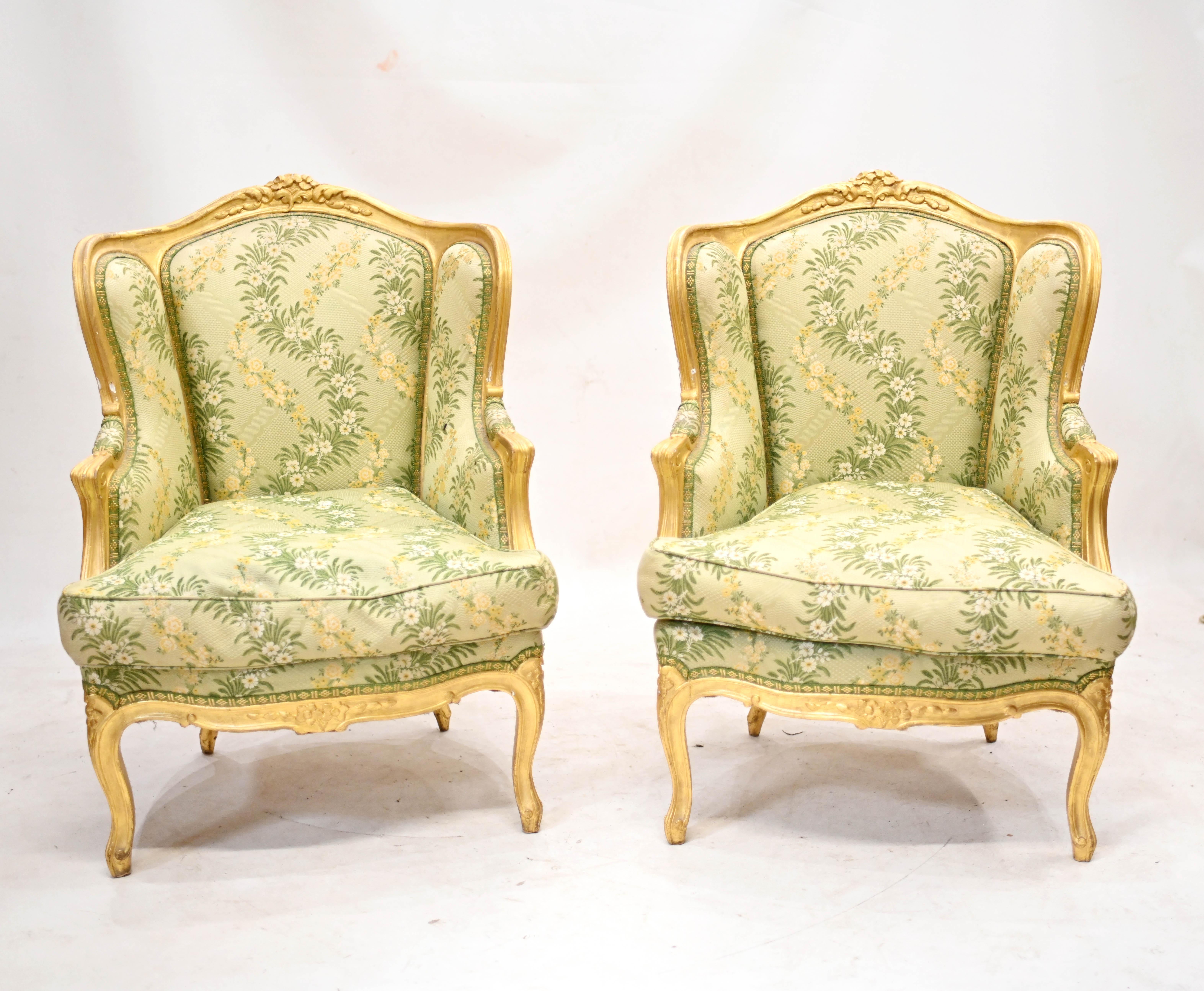 Paire de fauteuils français dorés avec tissu tissé à la main
Paire de fauteuils français de qualité, récemment tapissés d'un décor appliqué à la feuille d'or
Comme il a été tapissé récemment, il est exempt des odeurs des propriétaires précédents