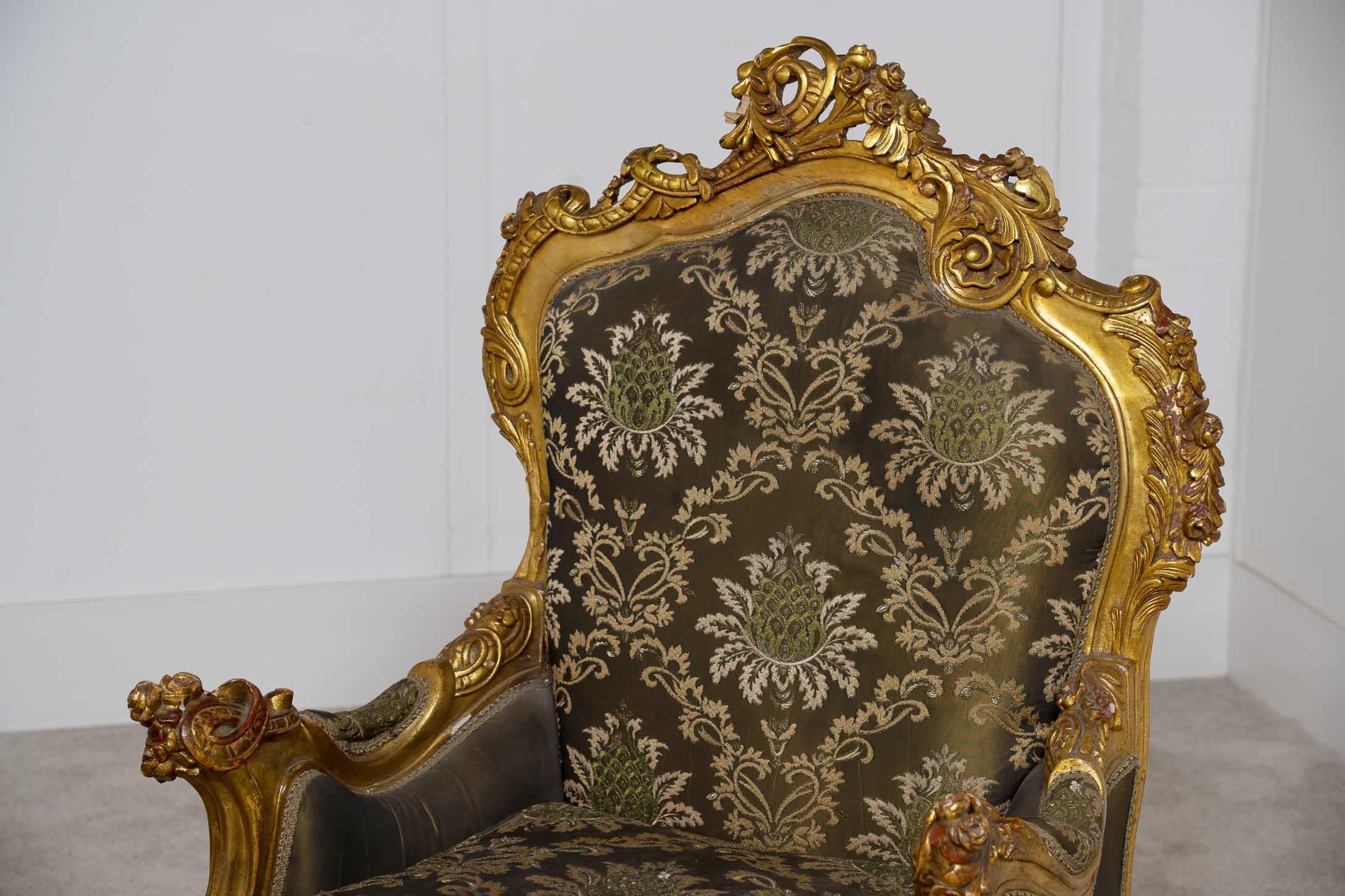 Paire classique de fauteuils français anciens de style Louis XVI Fabriqués à la main en vermeil avec des accoudoirs rembourrés
Fraîchement retapissé avec un motif floral tissé
Acheté à un marchand de la rue de Rossiers lors des marchés d'antiquités