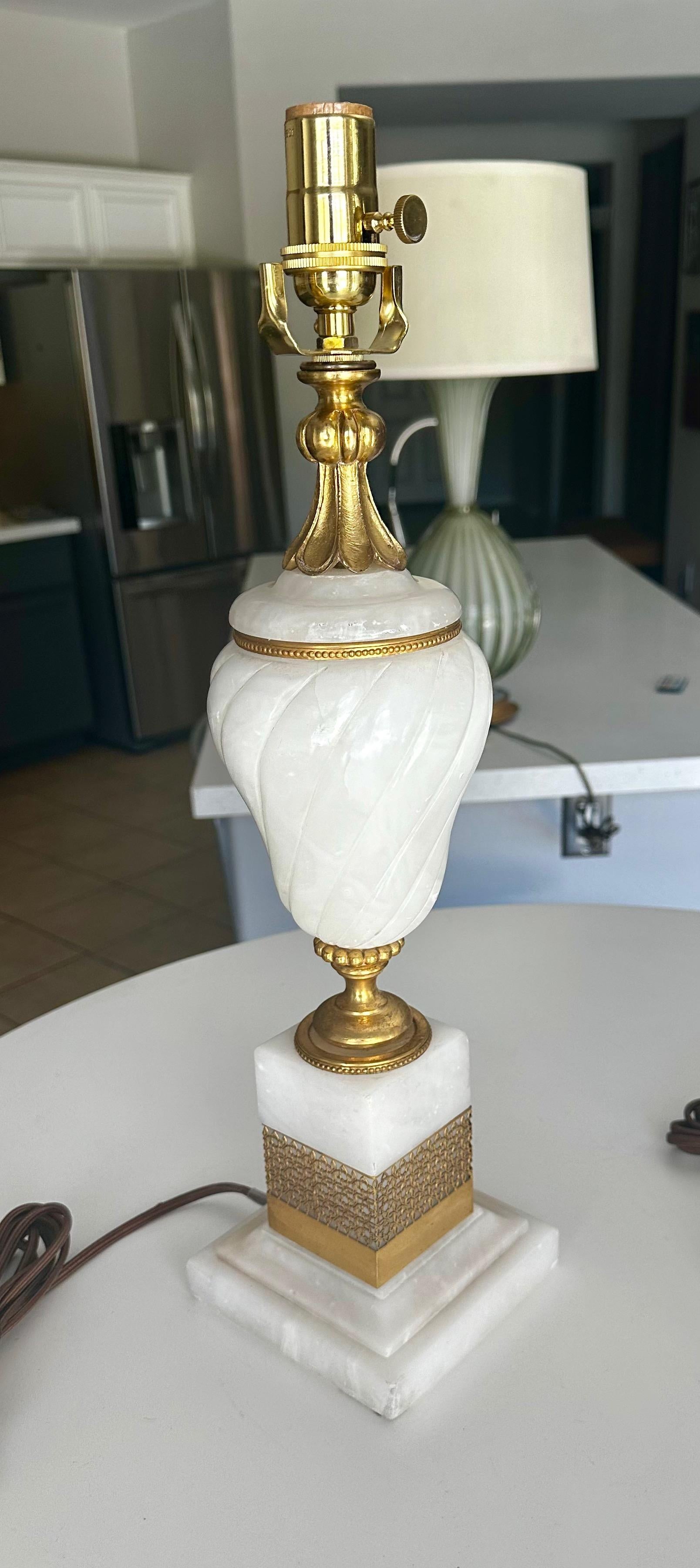 Paire de lampes de table en albâtre et bronze doré en vente 3