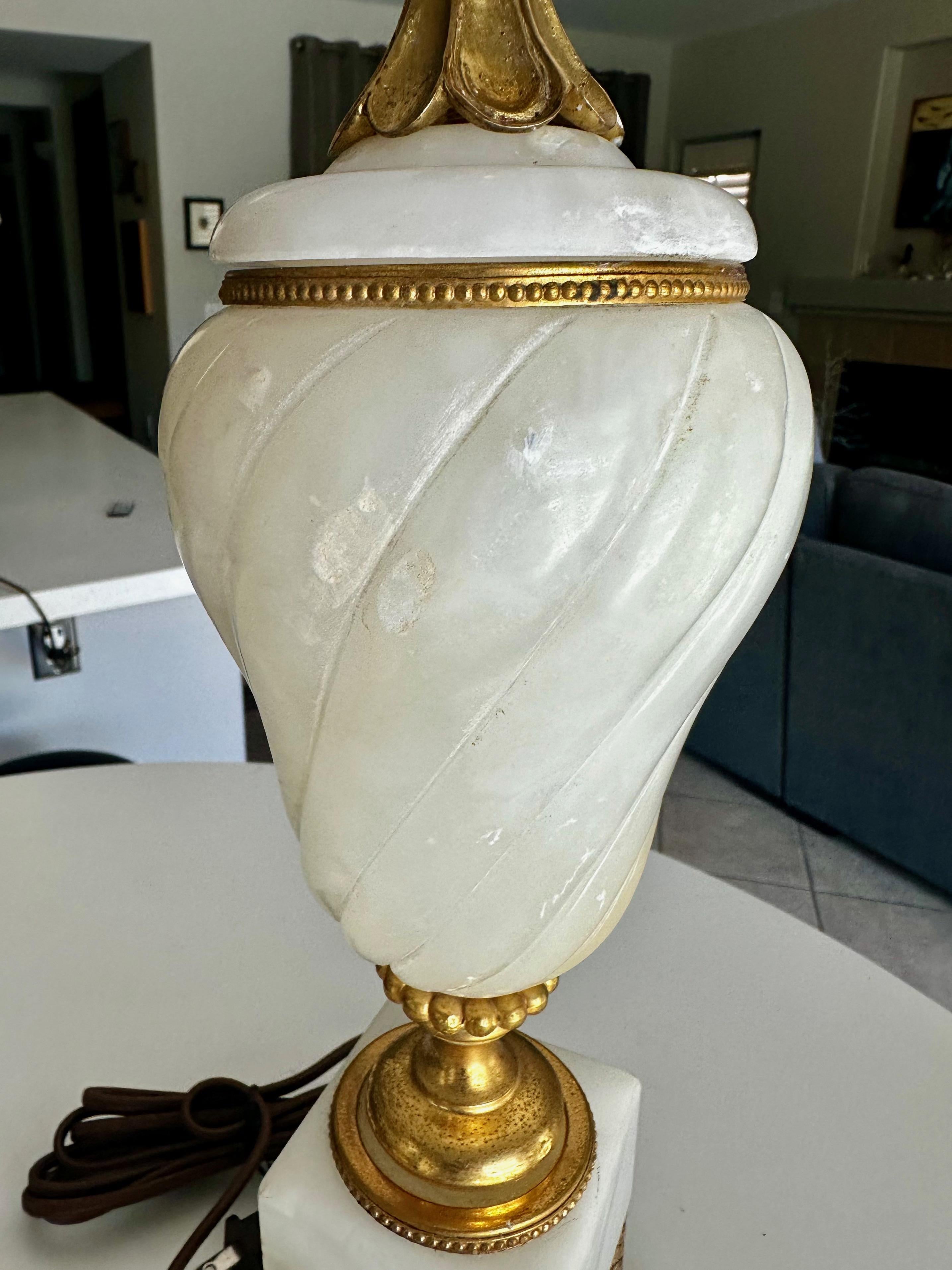 Paire de lampes de table en albâtre et bronze doré en vente 4