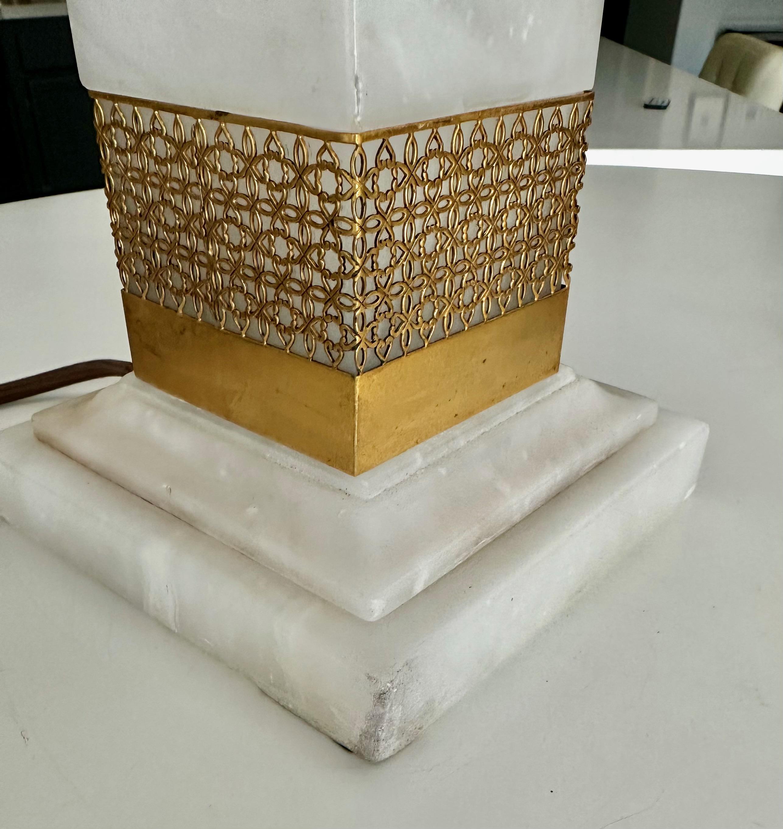 Paire de lampes de table en albâtre et bronze doré en vente 5