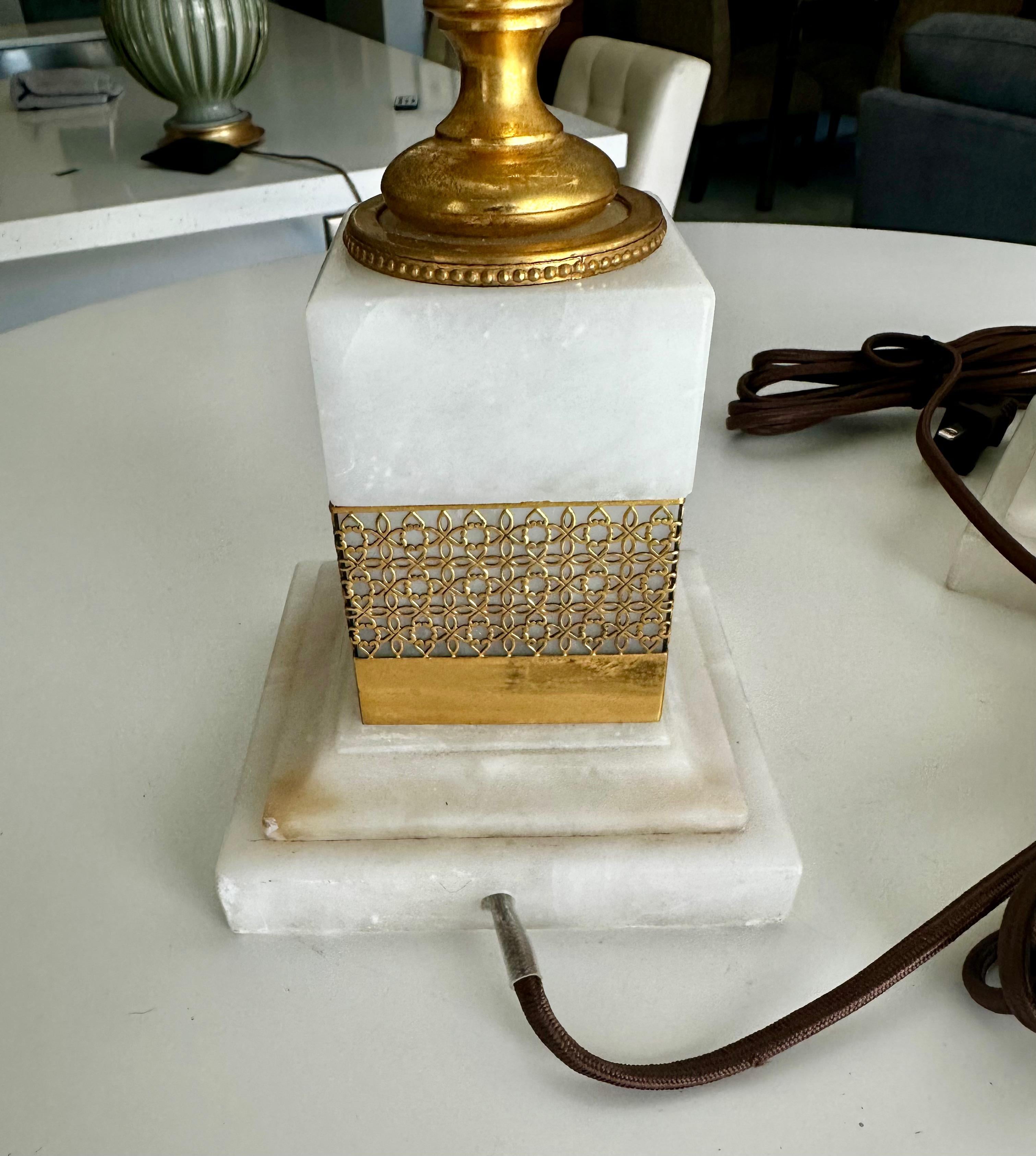 Paire de lampes de table en albâtre et bronze doré en vente 6