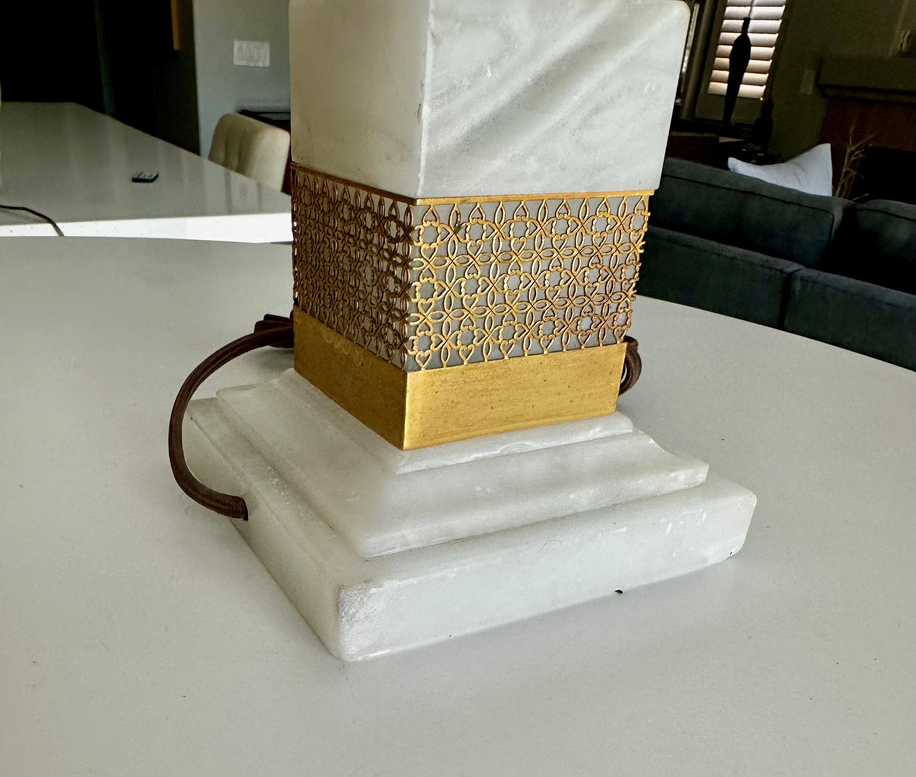 Paire de lampes de table en albâtre et bronze doré en vente 7