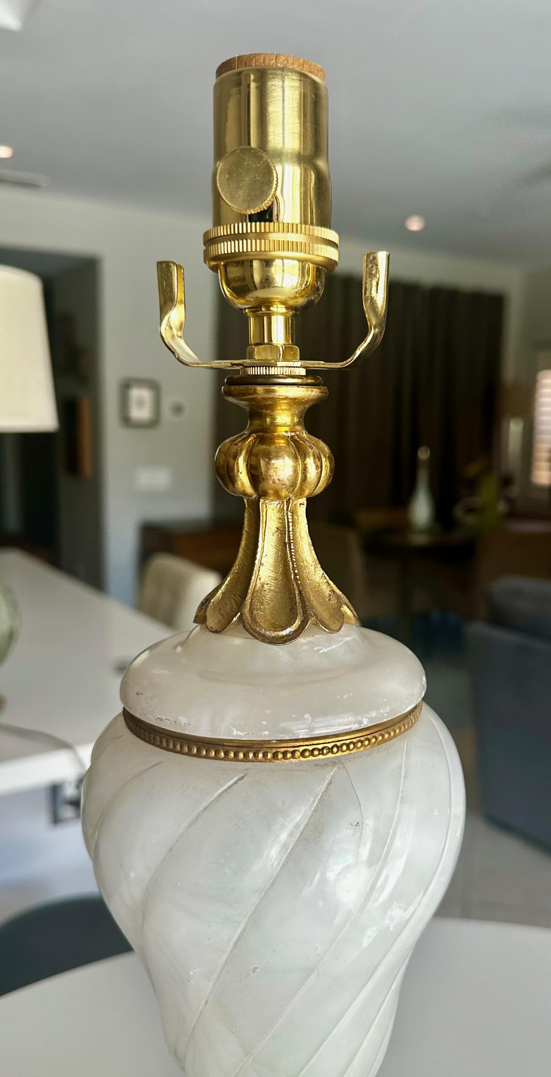 Paire de lampes de table en albâtre et bronze doré en vente 8