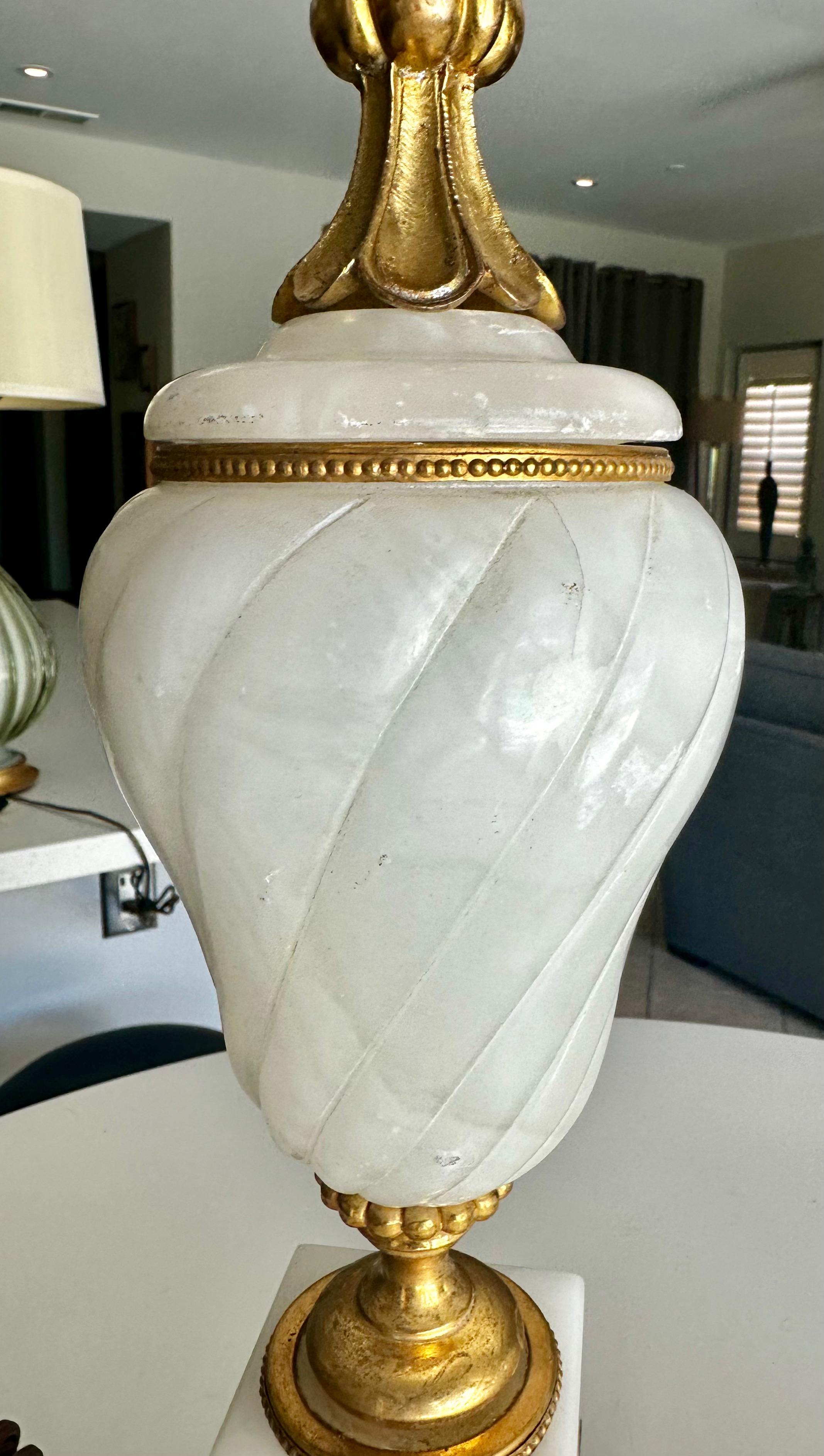 Paire de lampes de table en albâtre et bronze doré en vente 9