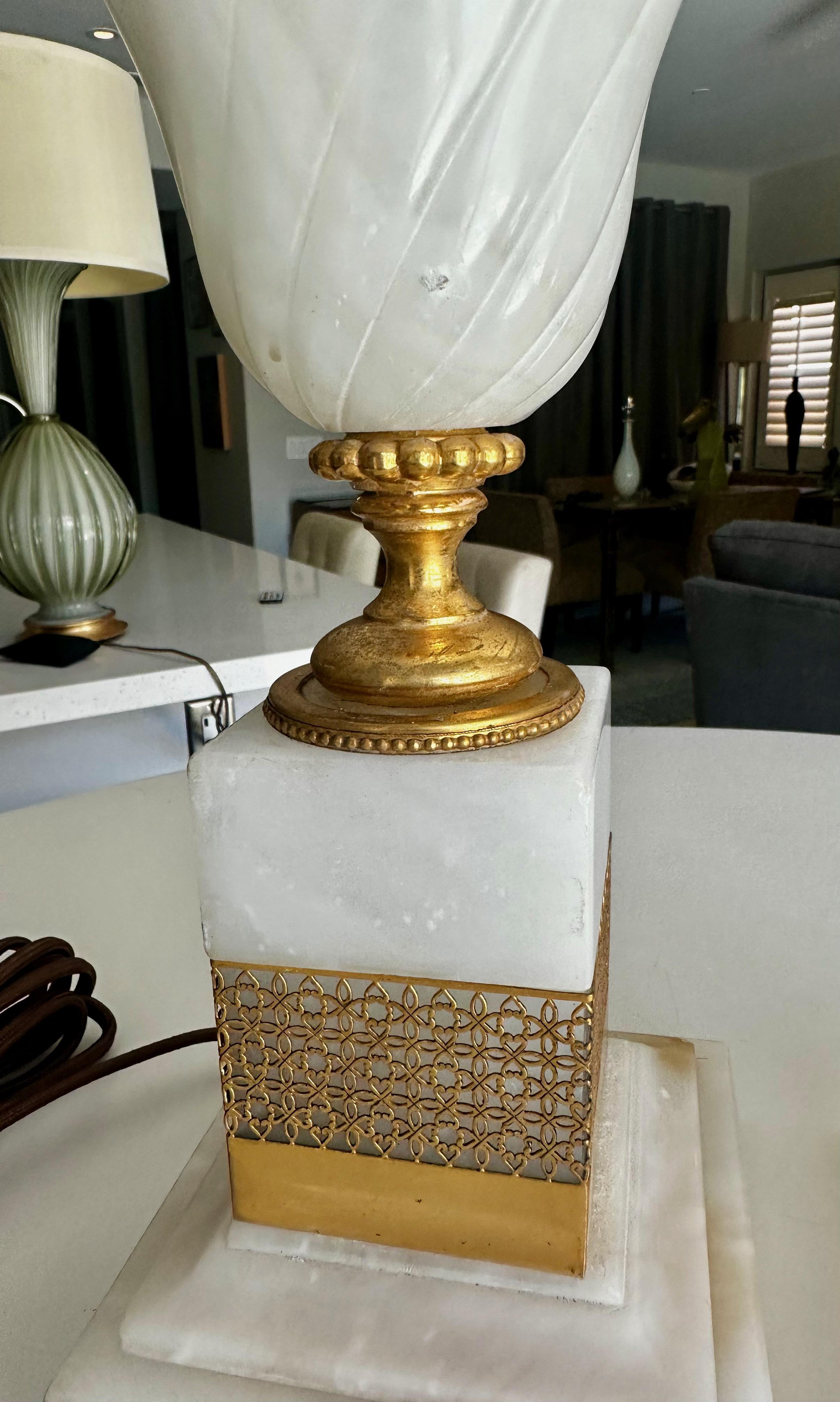 Paire de lampes de table en albâtre et bronze doré en vente 10