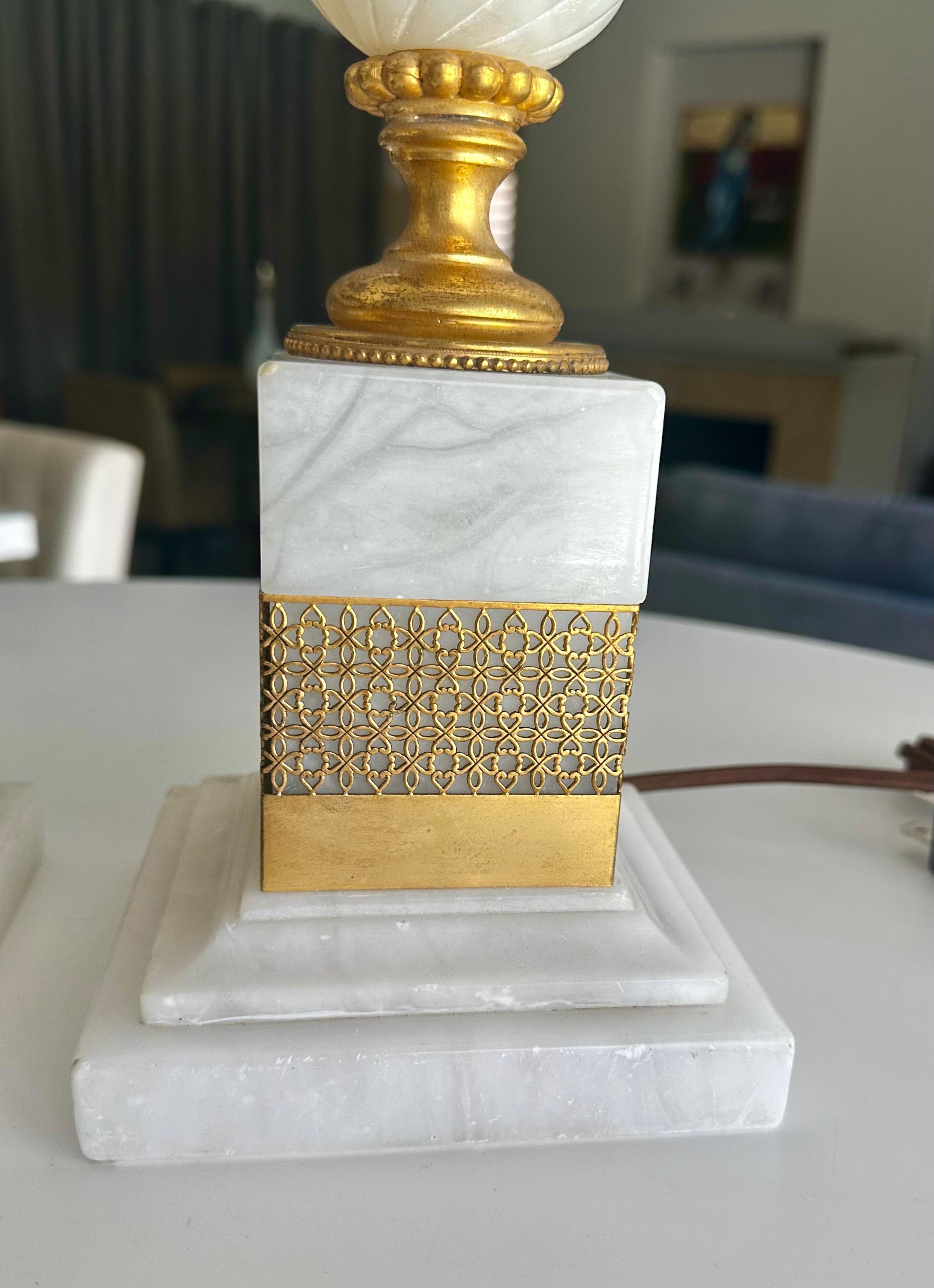Paire de lampes de table en albâtre et bronze doré en vente 11