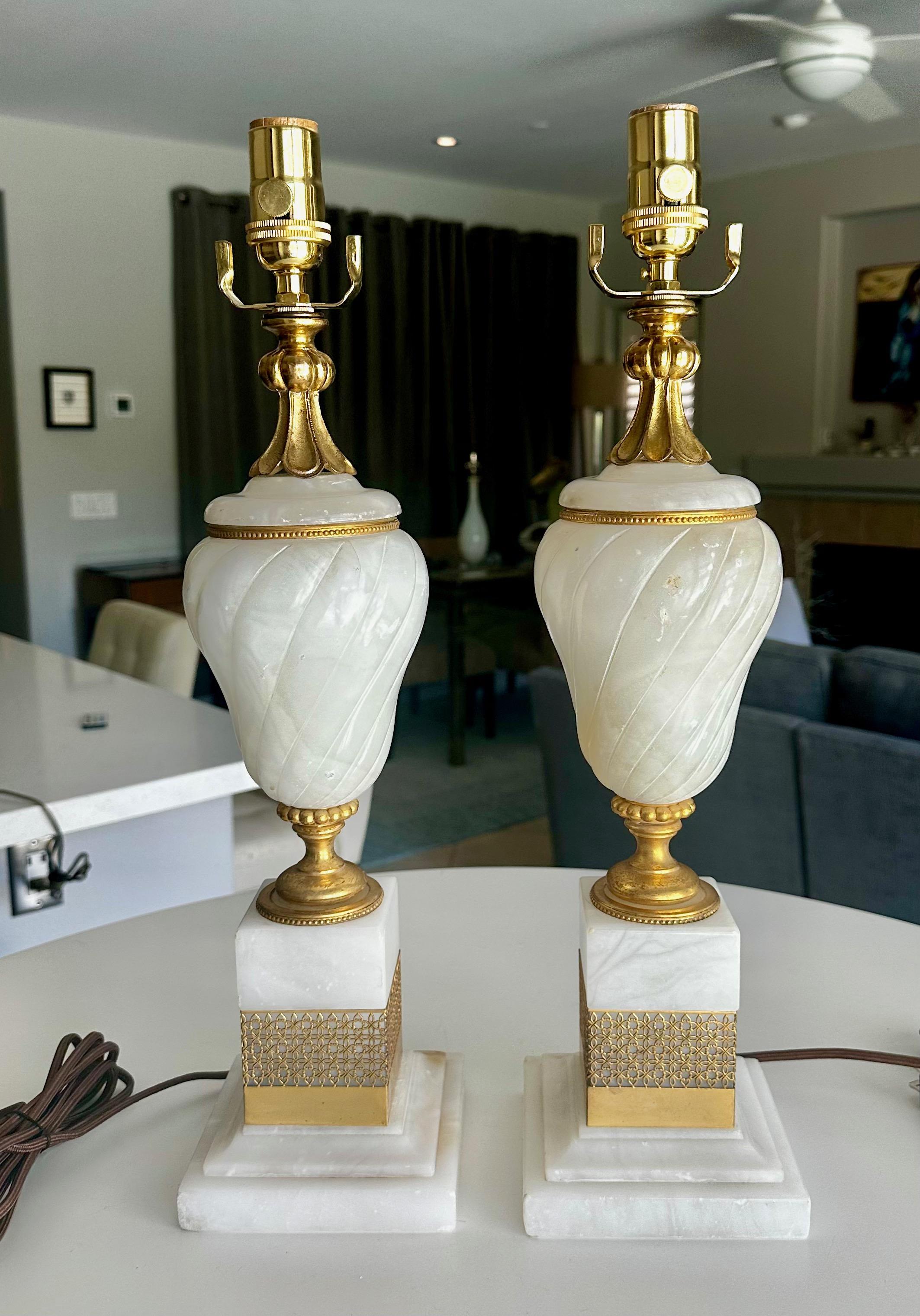 Paire de lampes de table en albâtre et bronze doré en vente 12
