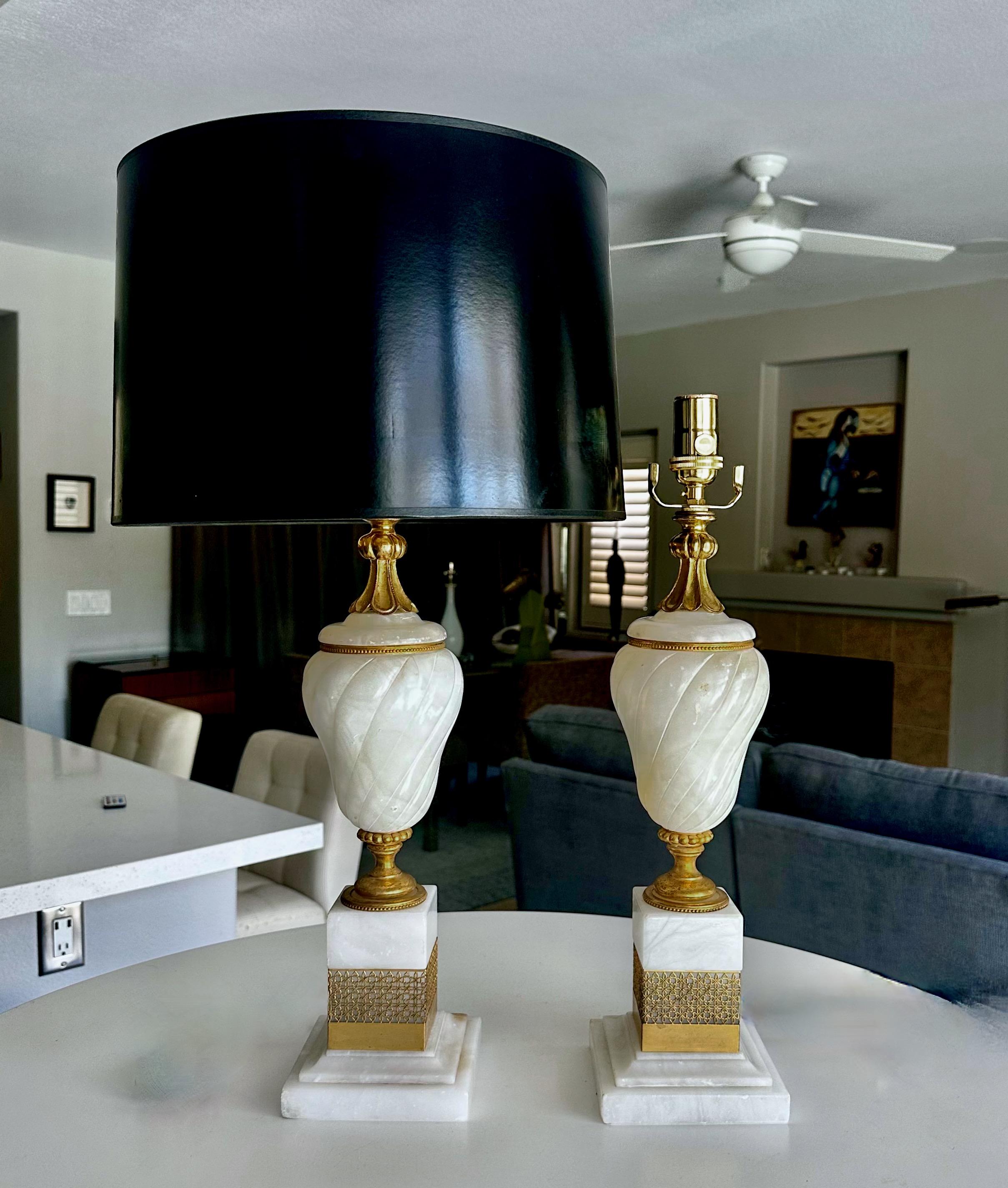 Paire de lampes de table en albâtre et bronze doré en vente 13