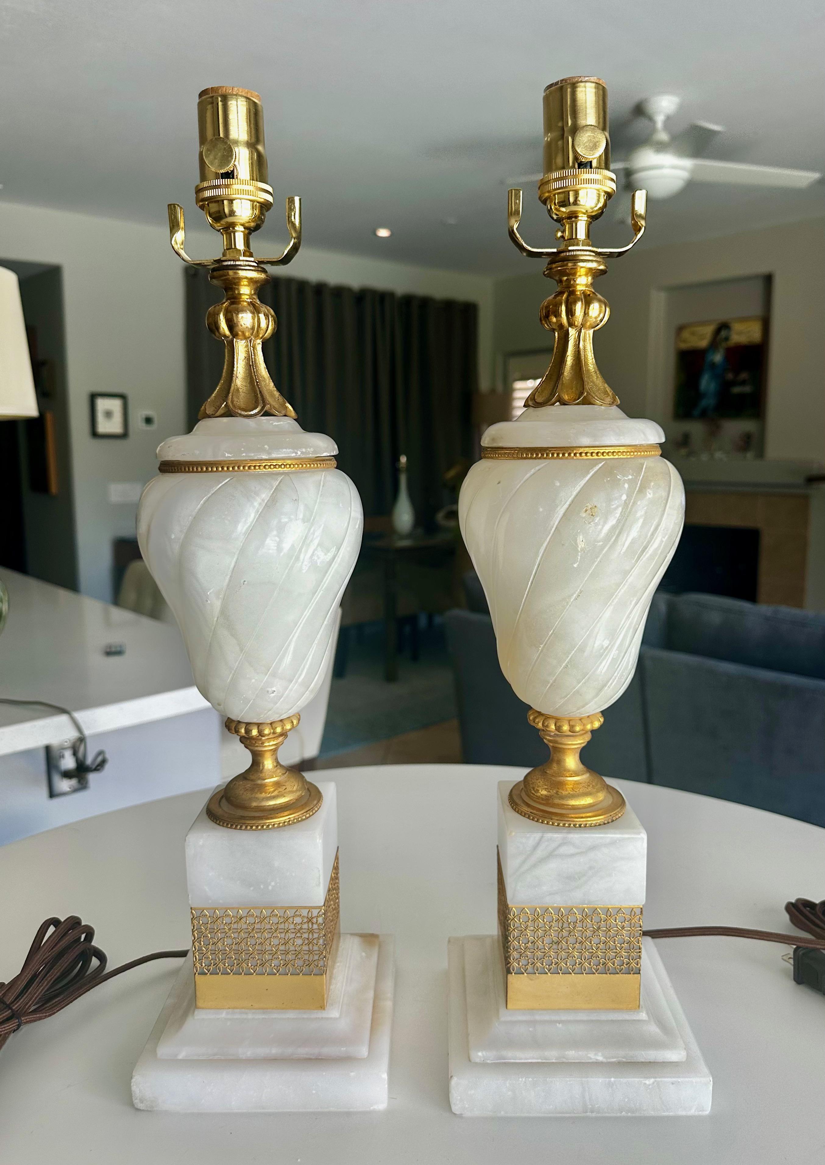 Grec classique Paire de lampes de table en albâtre et bronze doré en vente