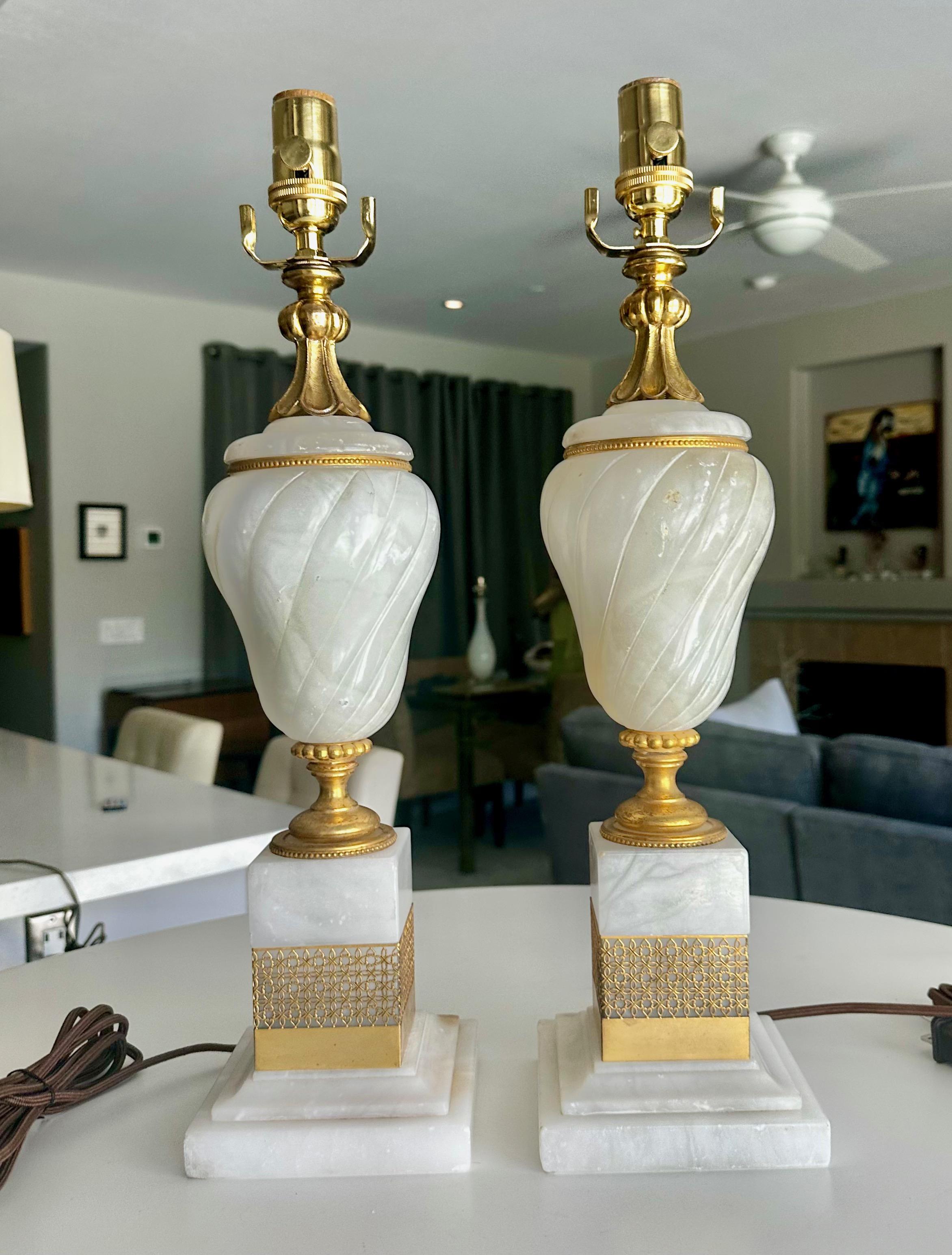 Français Paire de lampes de table en albâtre et bronze doré en vente