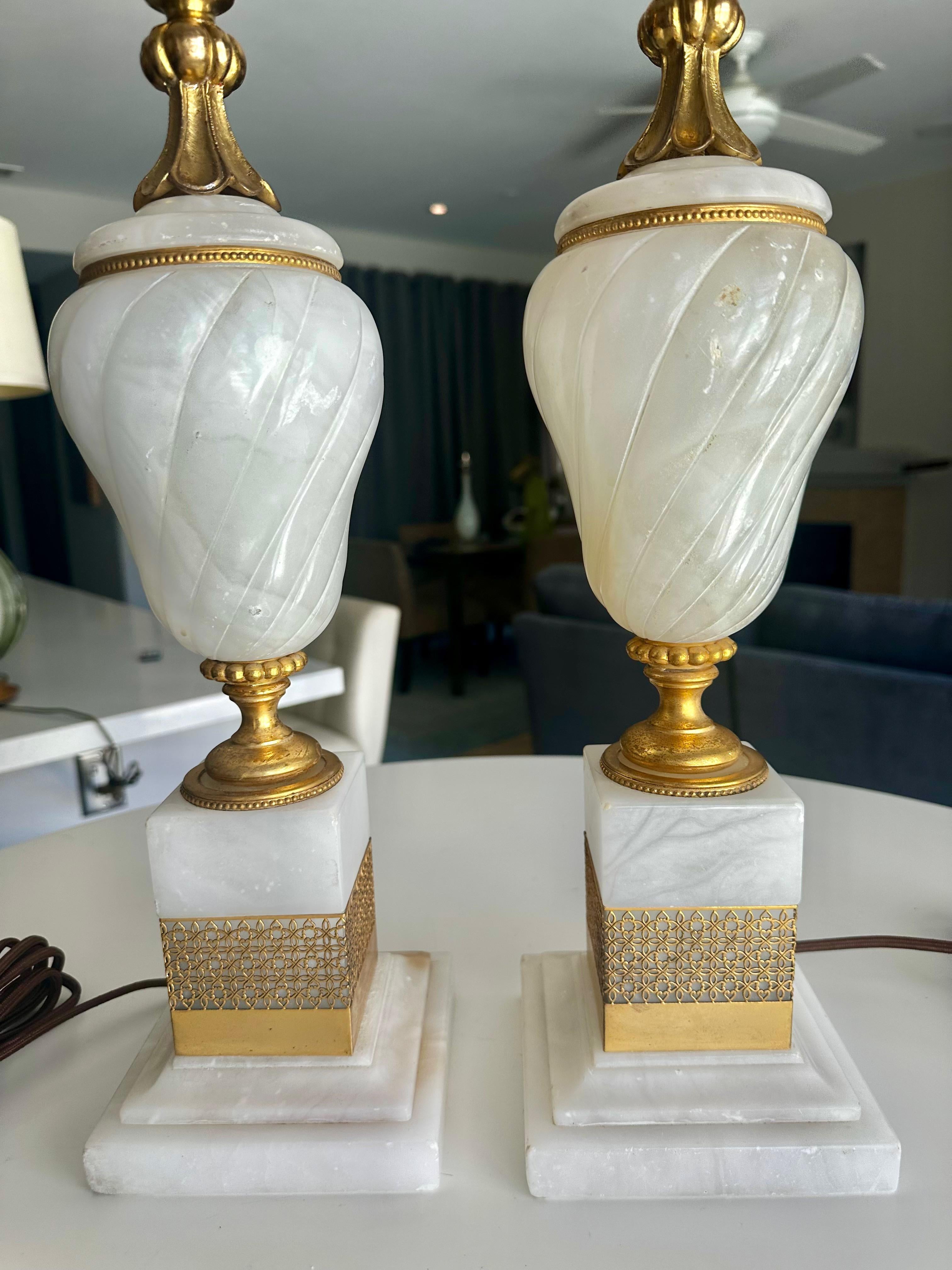 Milieu du XXe siècle Paire de lampes de table en albâtre et bronze doré en vente