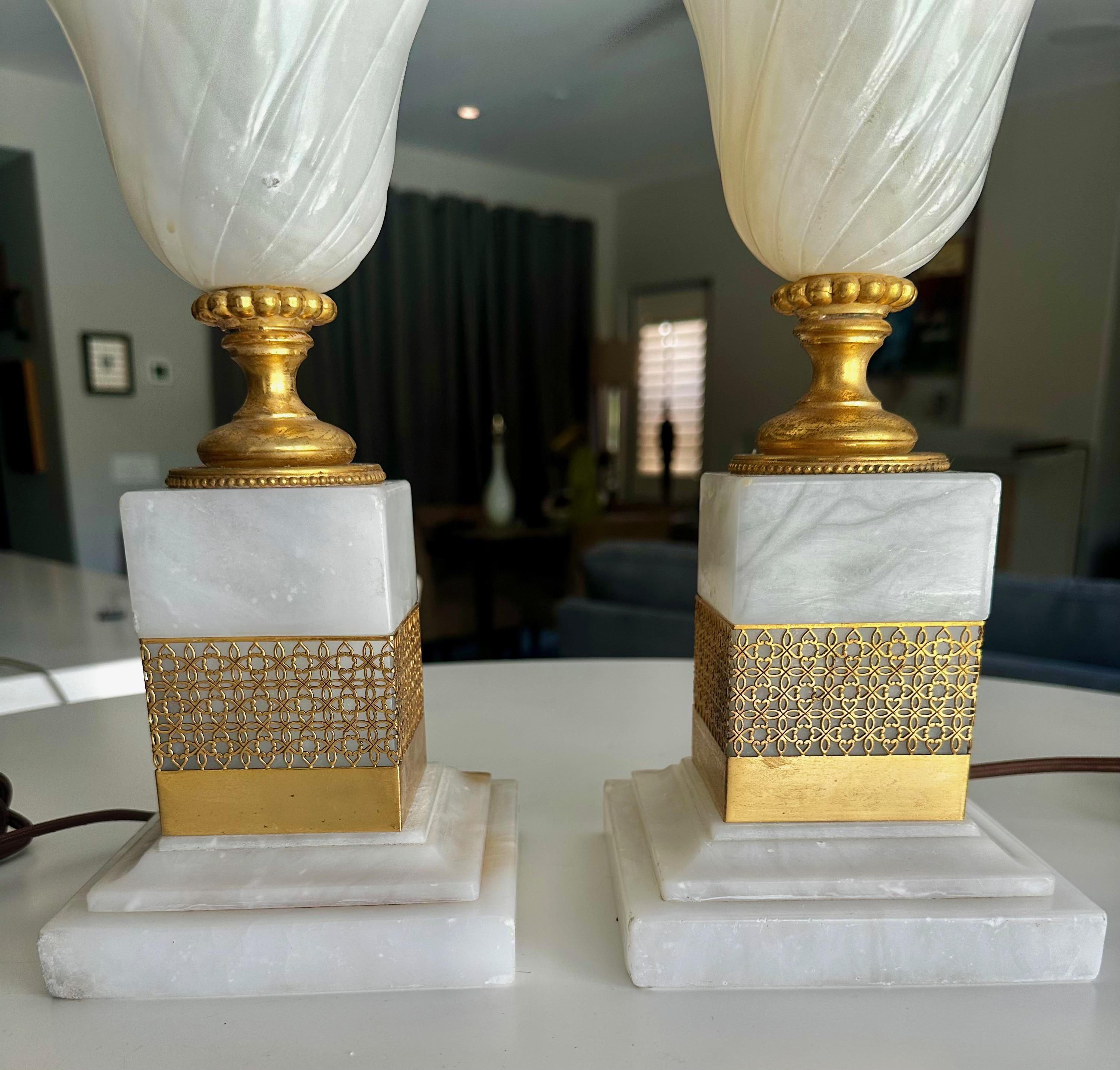 Laiton Paire de lampes de table en albâtre et bronze doré en vente