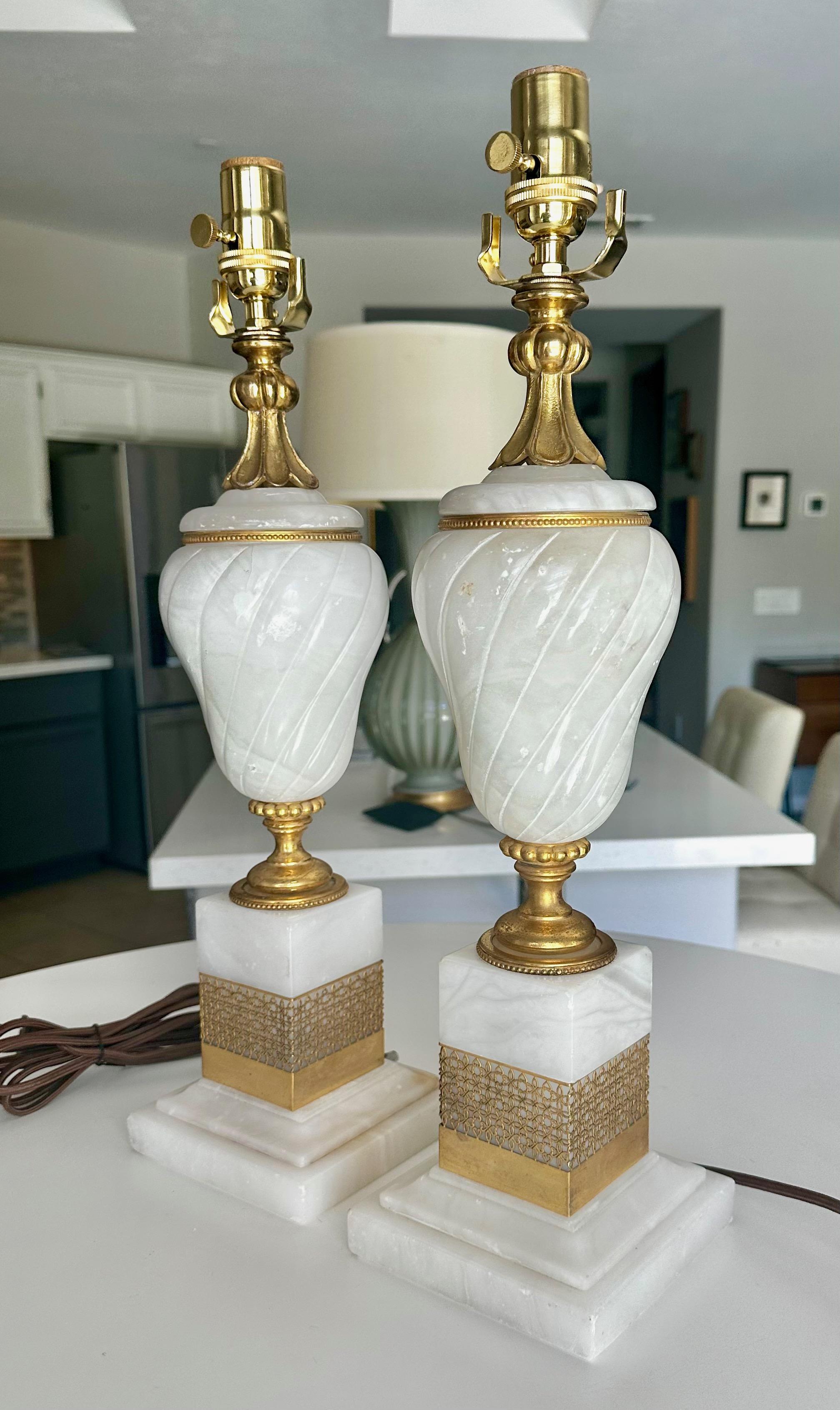 Paire de lampes de table en albâtre et bronze doré en vente 1
