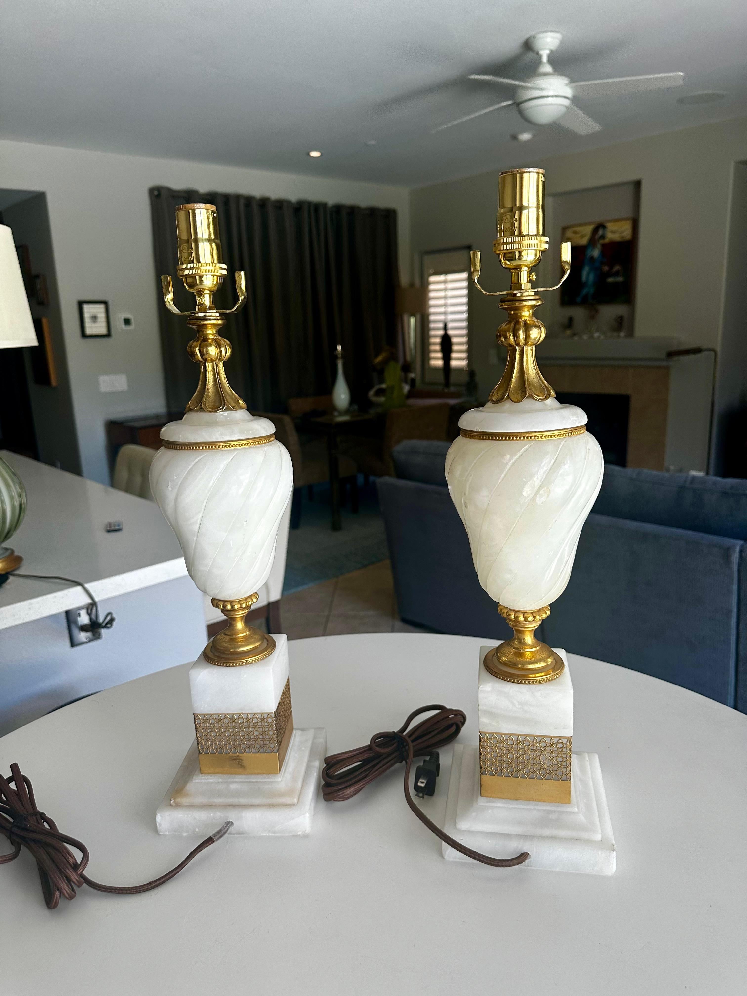 Paire de lampes de table en albâtre et bronze doré en vente 2