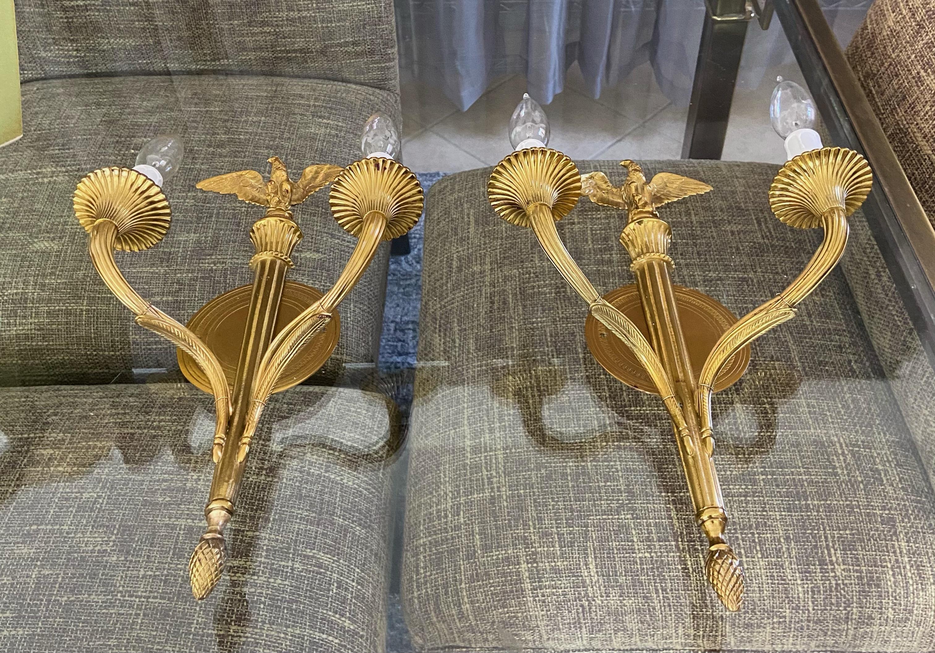 Paire d'appliques murales à l'aigle en bronze doré Bon état - En vente à Palm Springs, CA