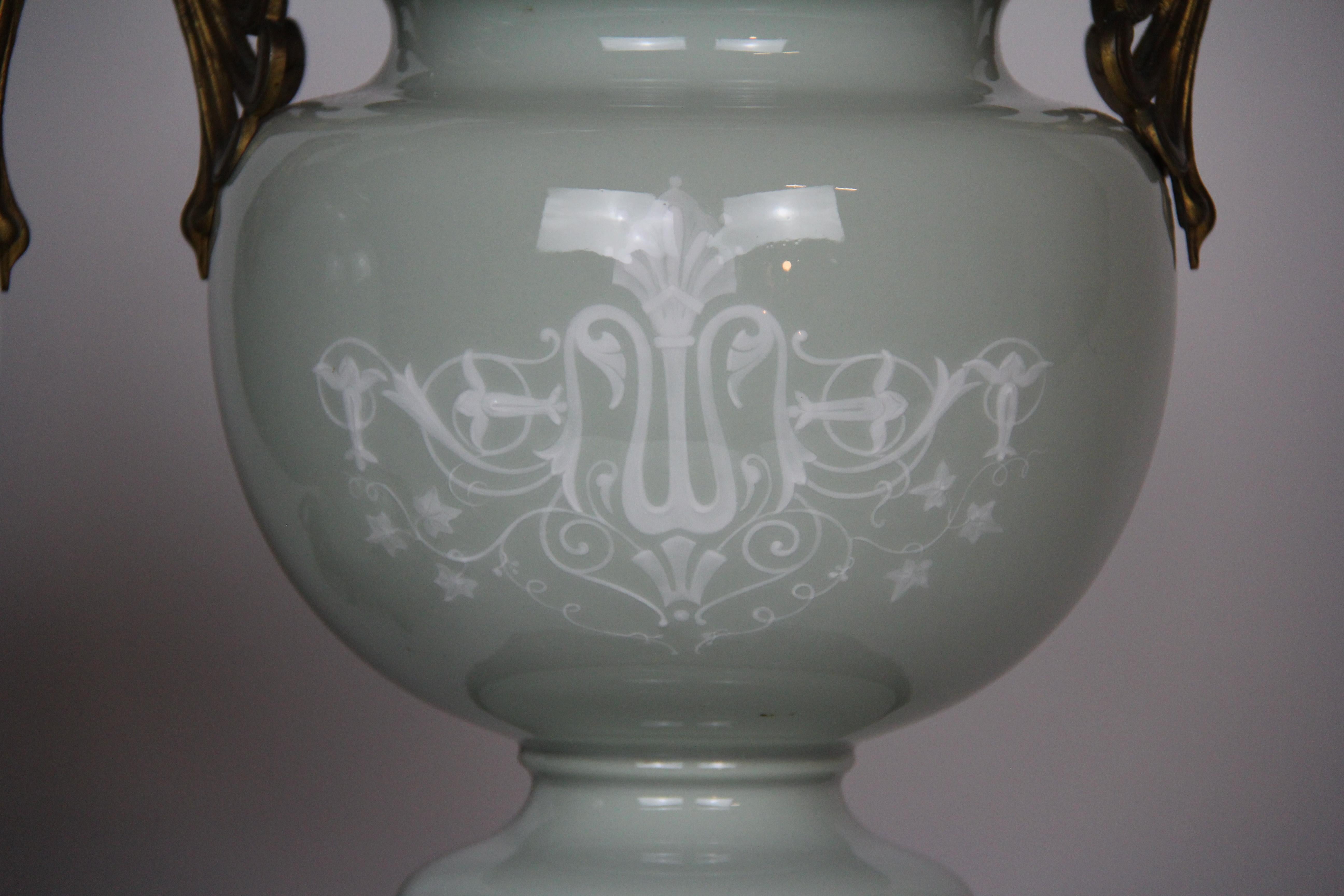 Lampade da terra francesi in bronzo dorato con montatura bifacciale Pate Sur Pate Celadon, coppia in vendita 2