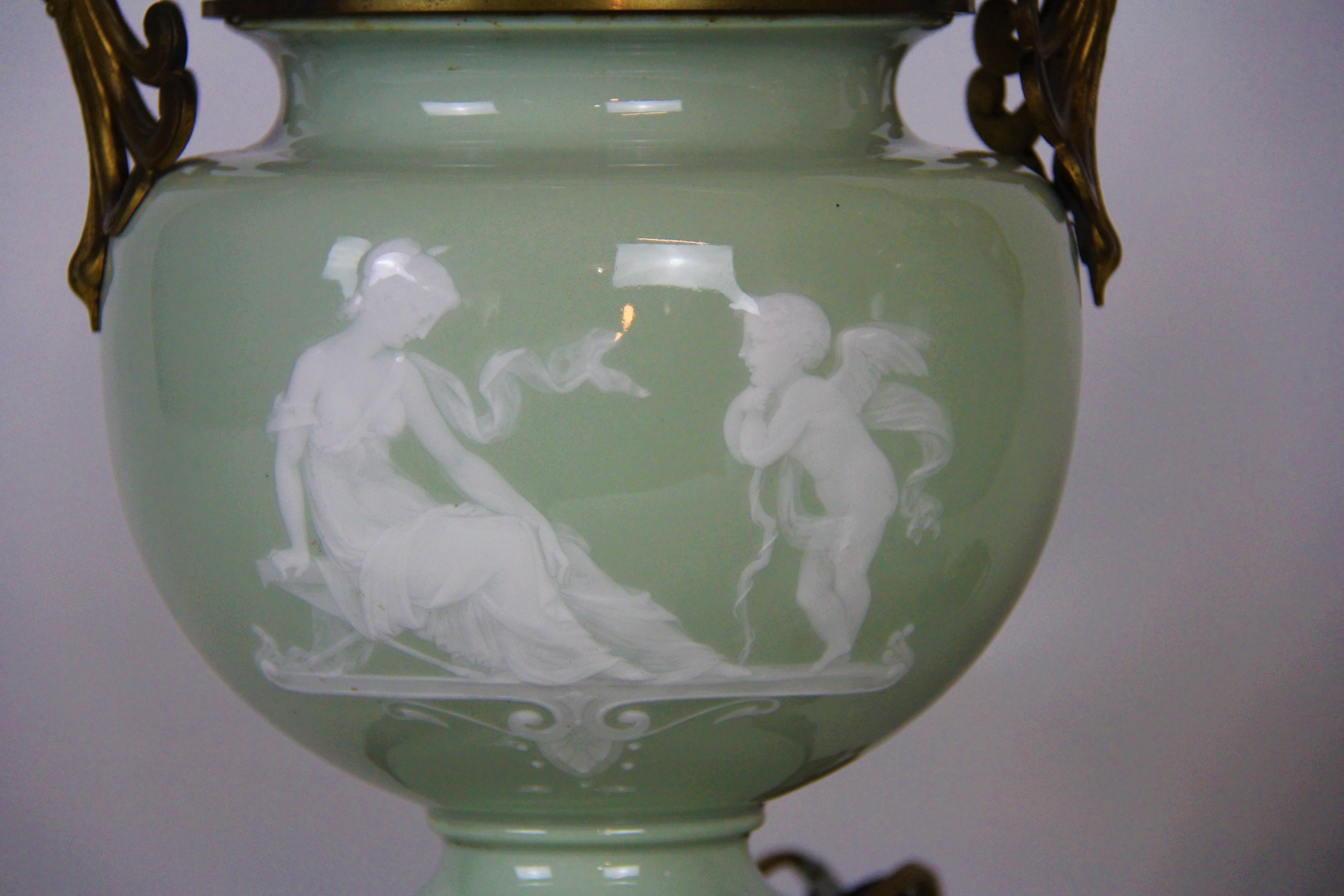 Lampade da terra francesi in bronzo dorato con montatura bifacciale Pate Sur Pate Celadon, coppia In condizioni buone in vendita a New York, NY