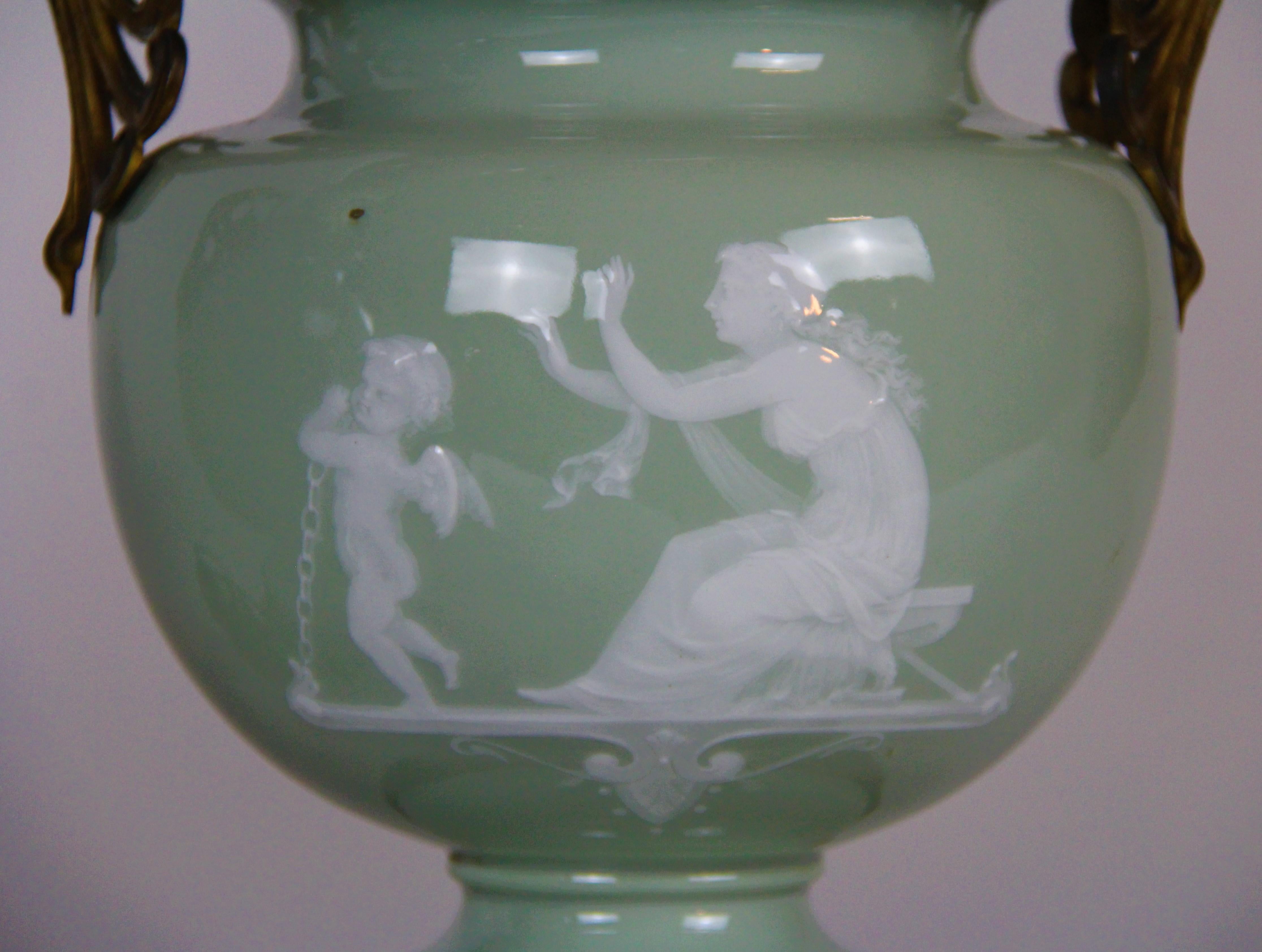 Fine XIX secolo Lampade da terra francesi in bronzo dorato con montatura bifacciale Pate Sur Pate Celadon, coppia in vendita