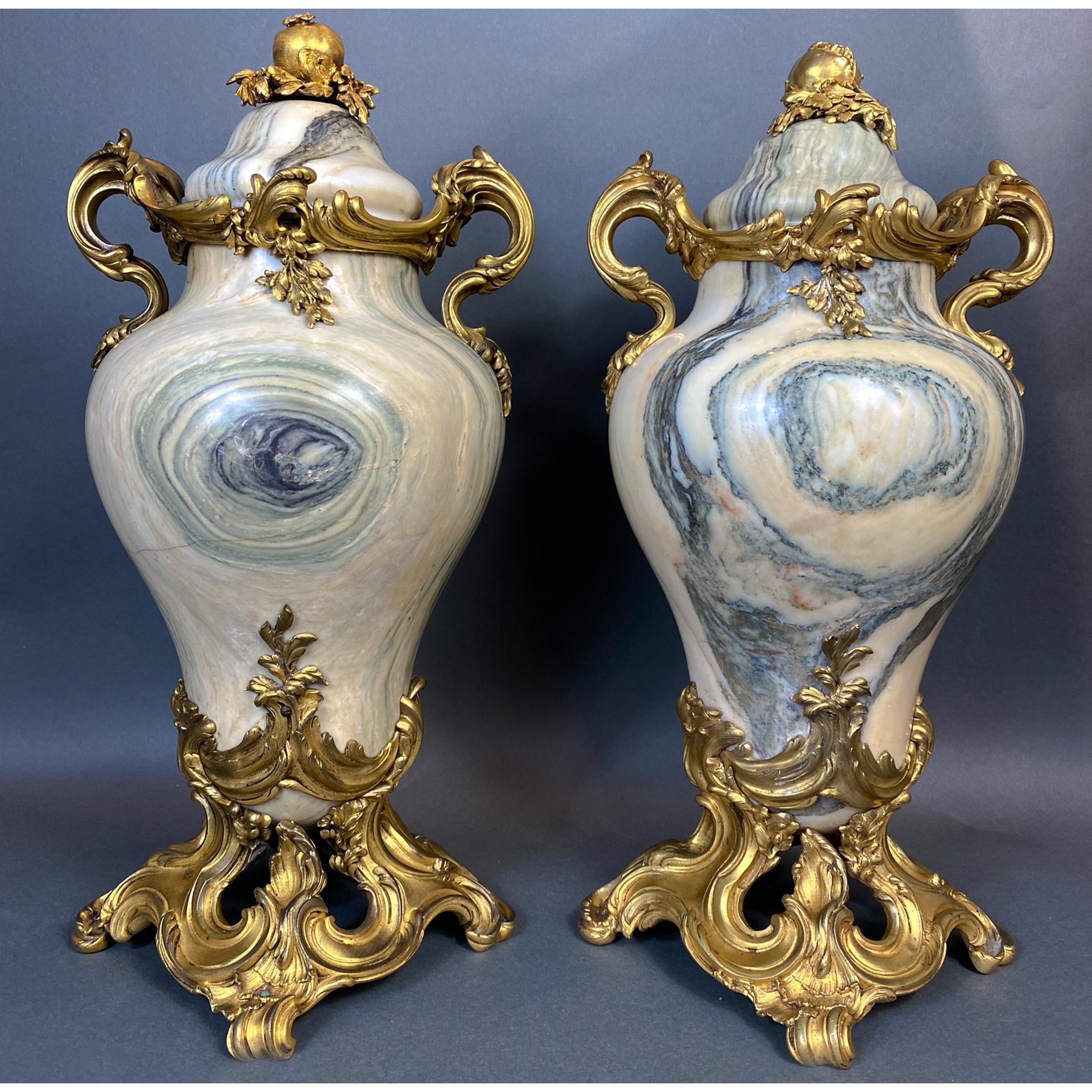 Pair French Gilt Bronze-Mounted Marble Urns with Pomegranate In Good Condition For Sale In New York, NY