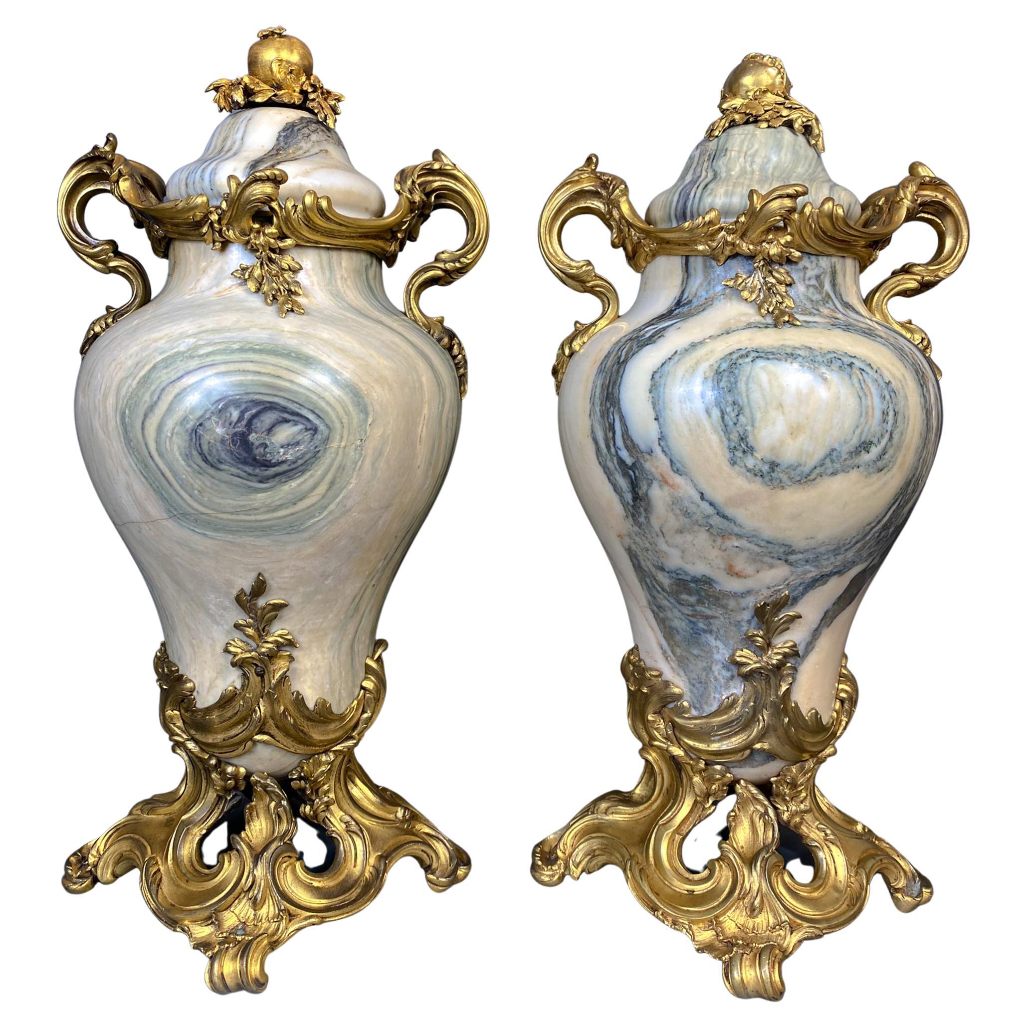 Paar französische Marmorurnen mit vergoldeter Bronze und Granatapfel