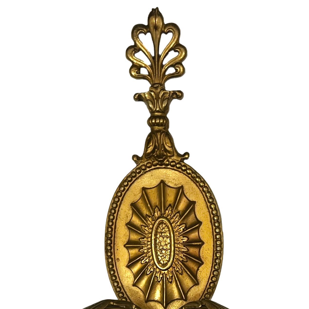 Début du 20ème siècle Paire d'appliques néoclassiques françaises en bronze doré en vente