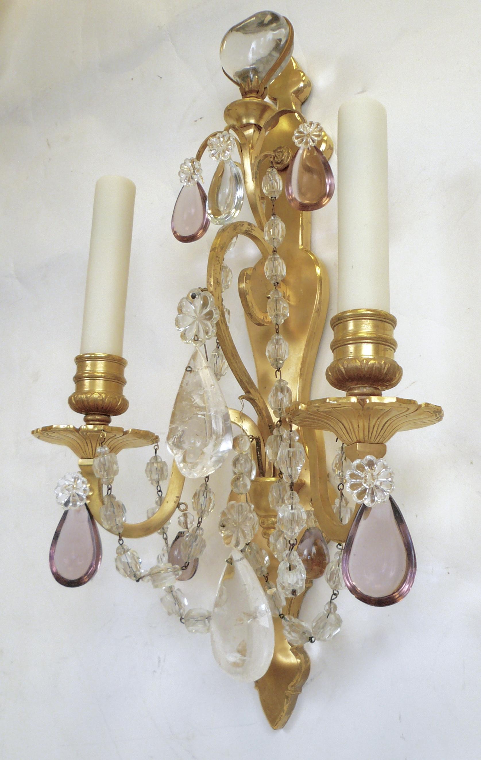 Coppia di applique francesi in bronzo dorato con cristalli di rocca e prismi di ametista in vendita 5