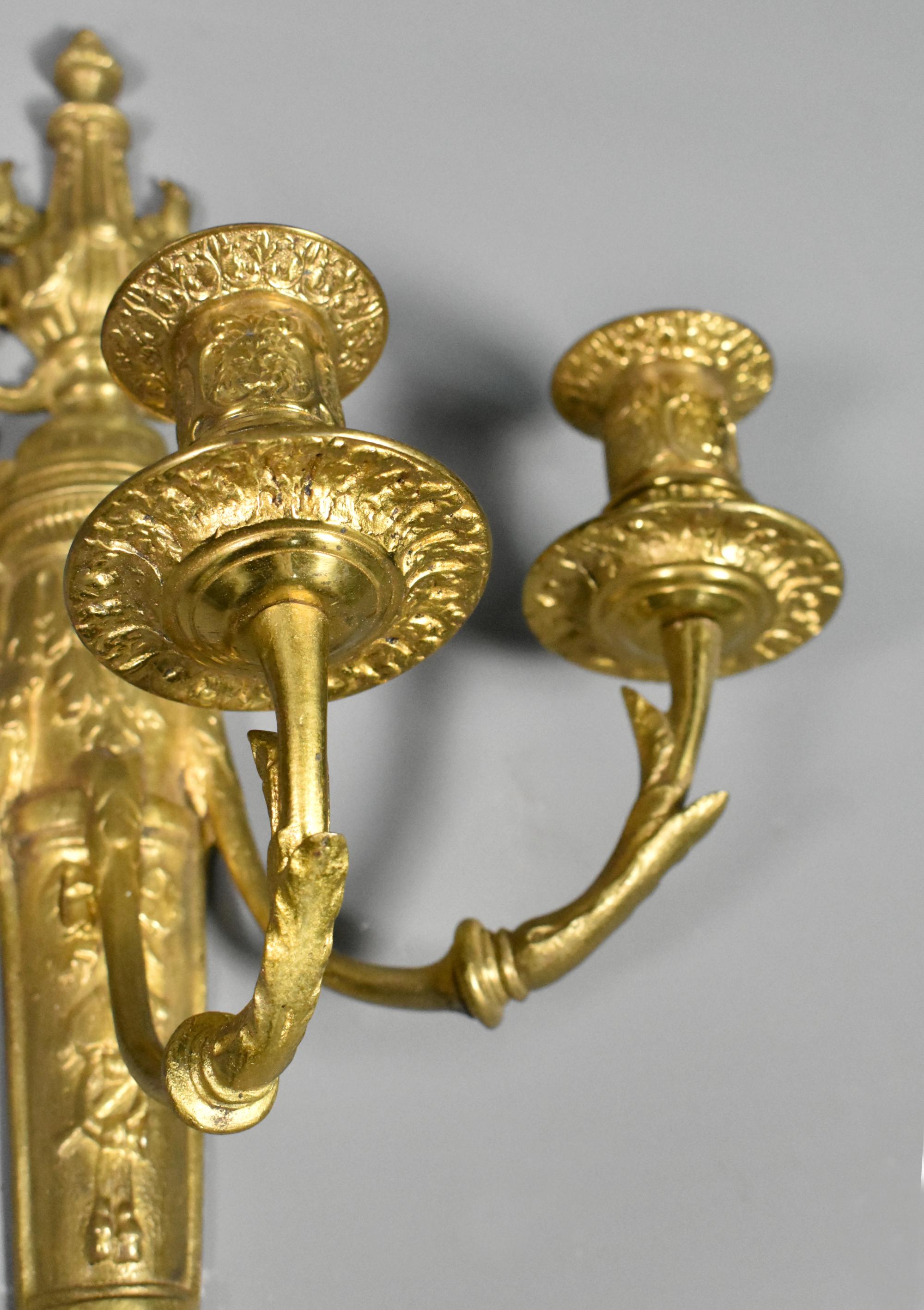 Paire de candélabres muraux français en bronze doré de style Louis XVI en vente 4