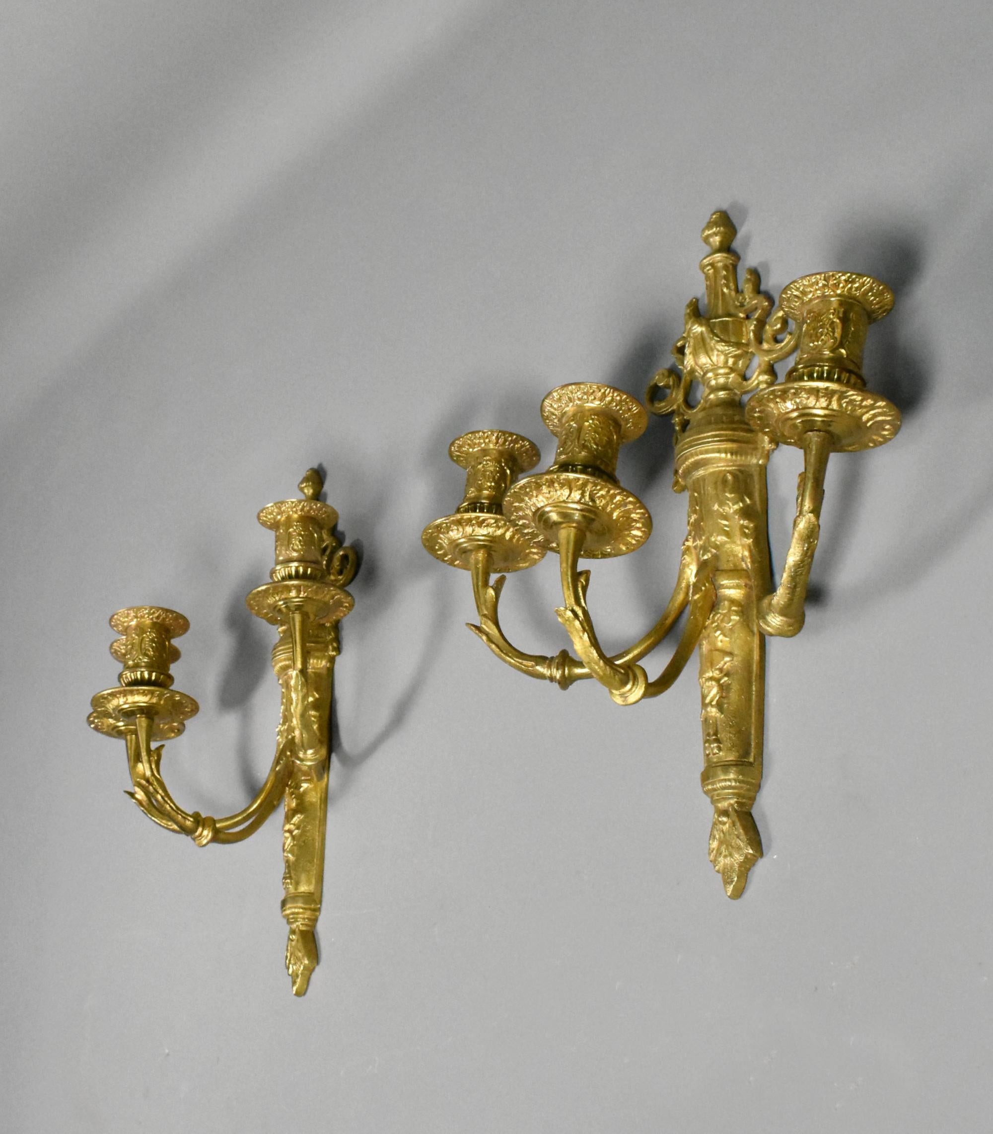 Doré Paire de candélabres muraux français en bronze doré de style Louis XVI en vente