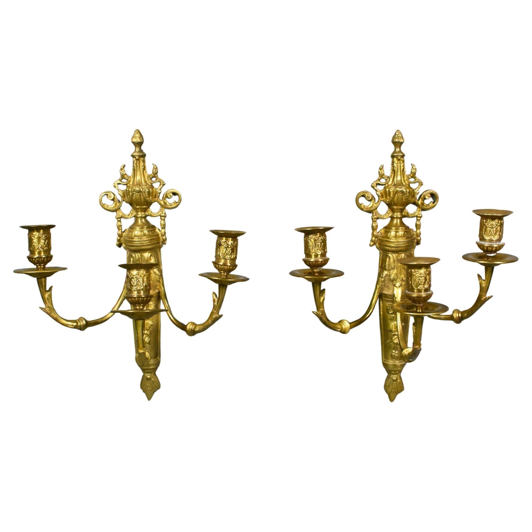 Paire de candélabres muraux français en bronze doré de style Louis XVI