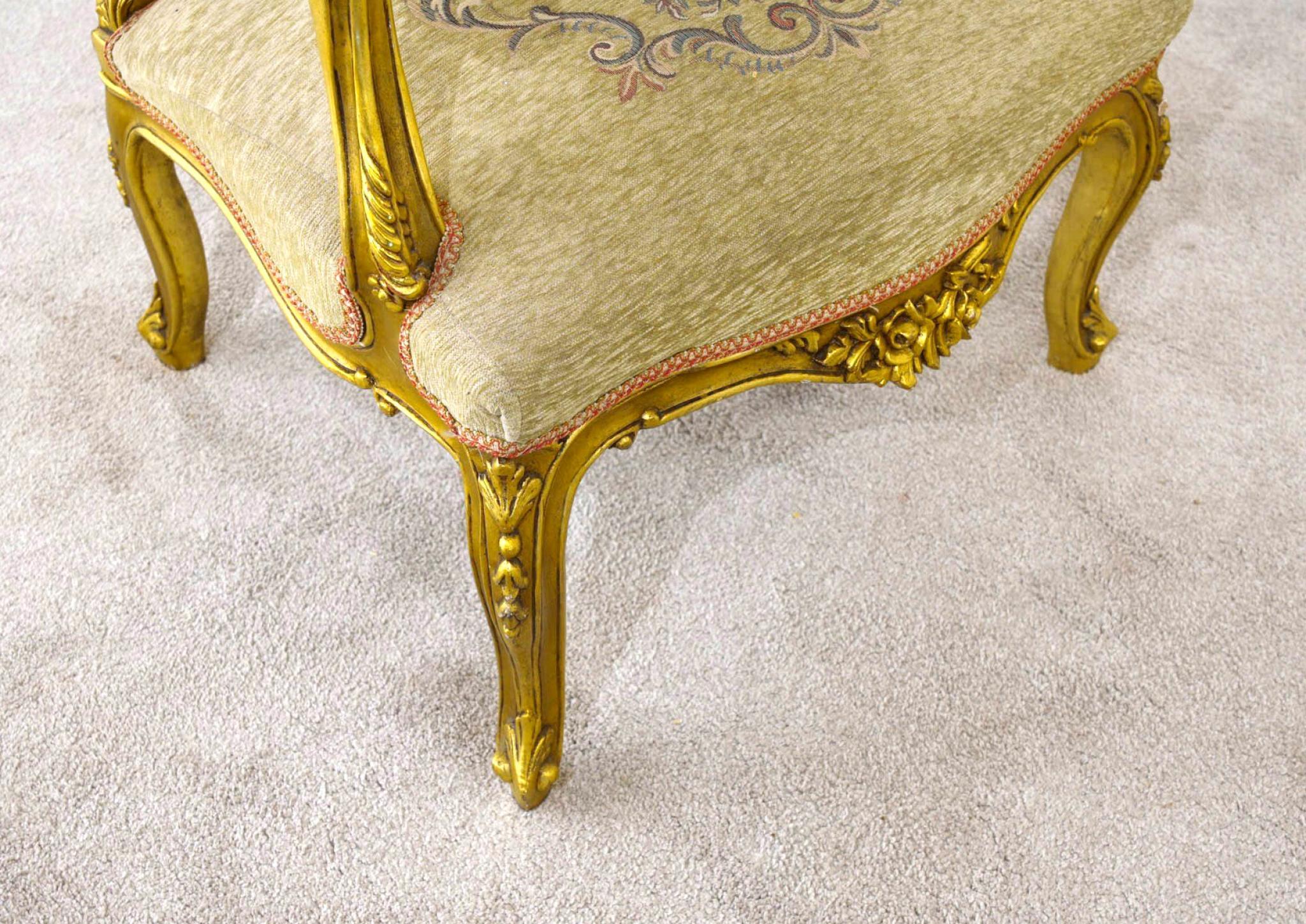 Coppia di sedie dorate francesi Antique Fauteuils in vendita 1