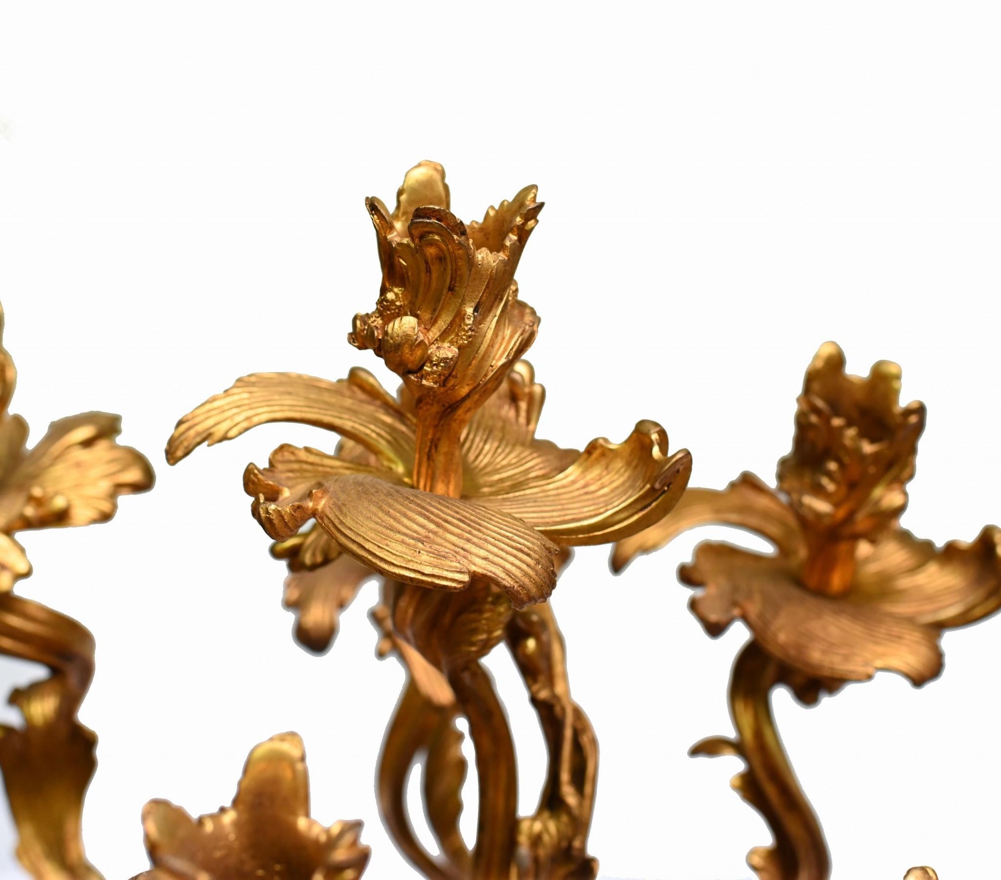 Splendida coppia di grandi candelabri dorati e in marmo alla maniera di Clodion
Dimensioni buone, poco meno di un metro e mezzo di altezza
La coppia di cherubini intrecciati che sorreggono i rami del candelabro è un vero colpo d'occhio.
La fusione