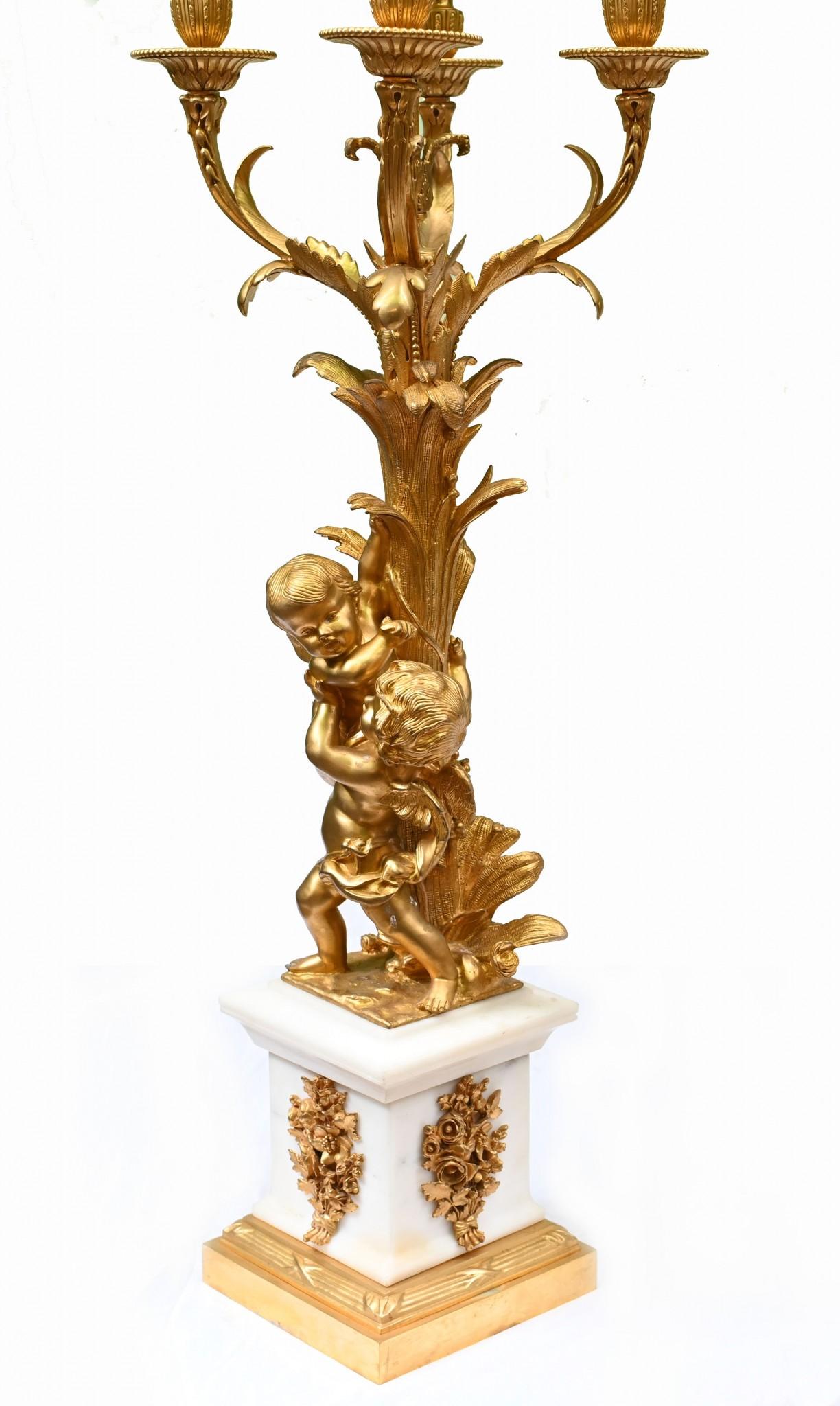Coppia di candelabri francesi dorati a cherubino Clodion 1880 In condizioni buone in vendita a Potters Bar, GB