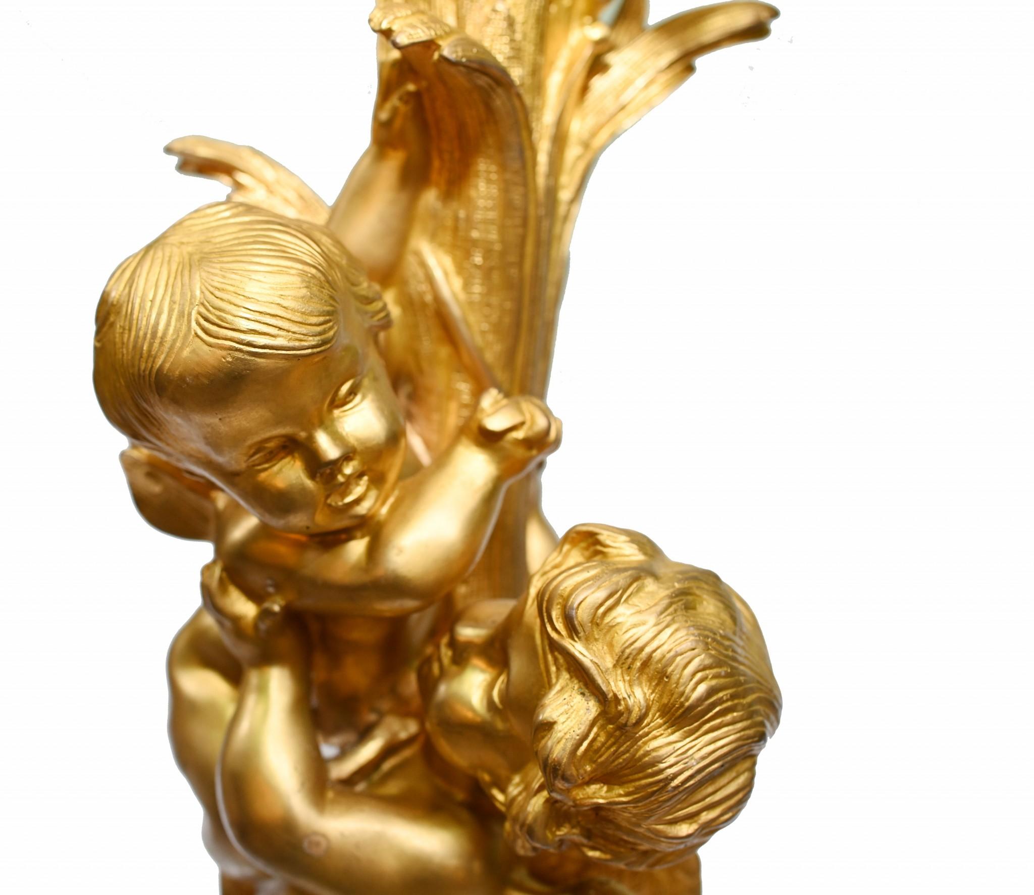 Fine XIX secolo Coppia di candelabri francesi dorati a cherubino Clodion 1880 in vendita